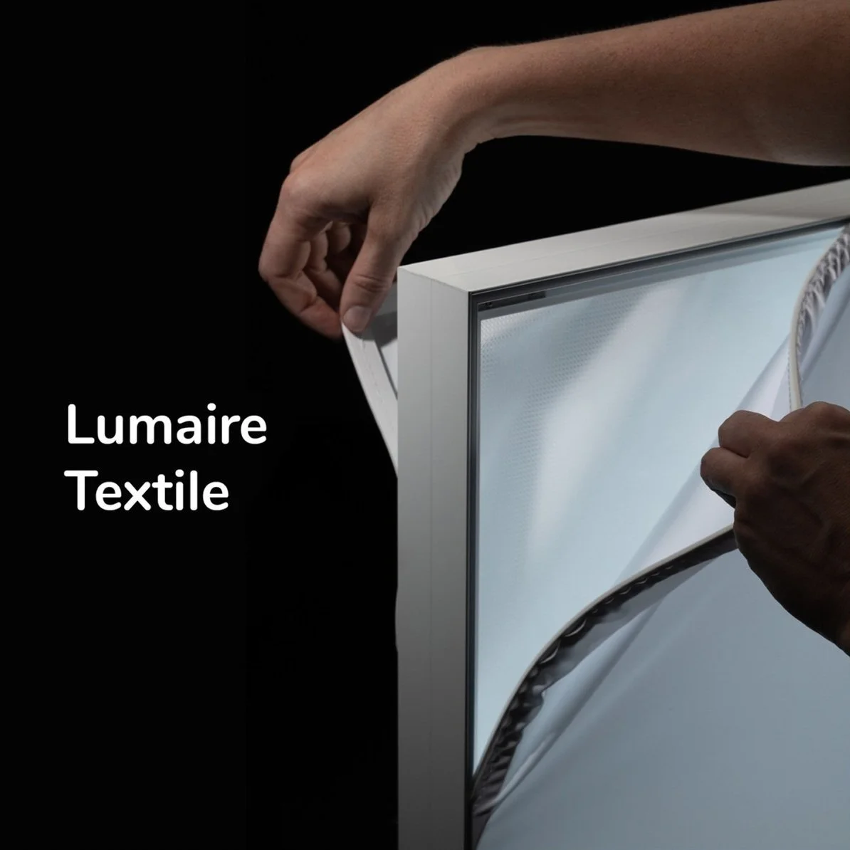 Kuvassa on kädet irroittavat kaksipuoleisen näytön led paneeleja.