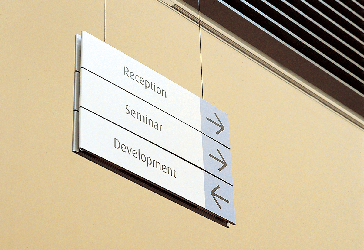 Seinään kiinnitettävät modulaaliset opasteet lähikuvassa. 