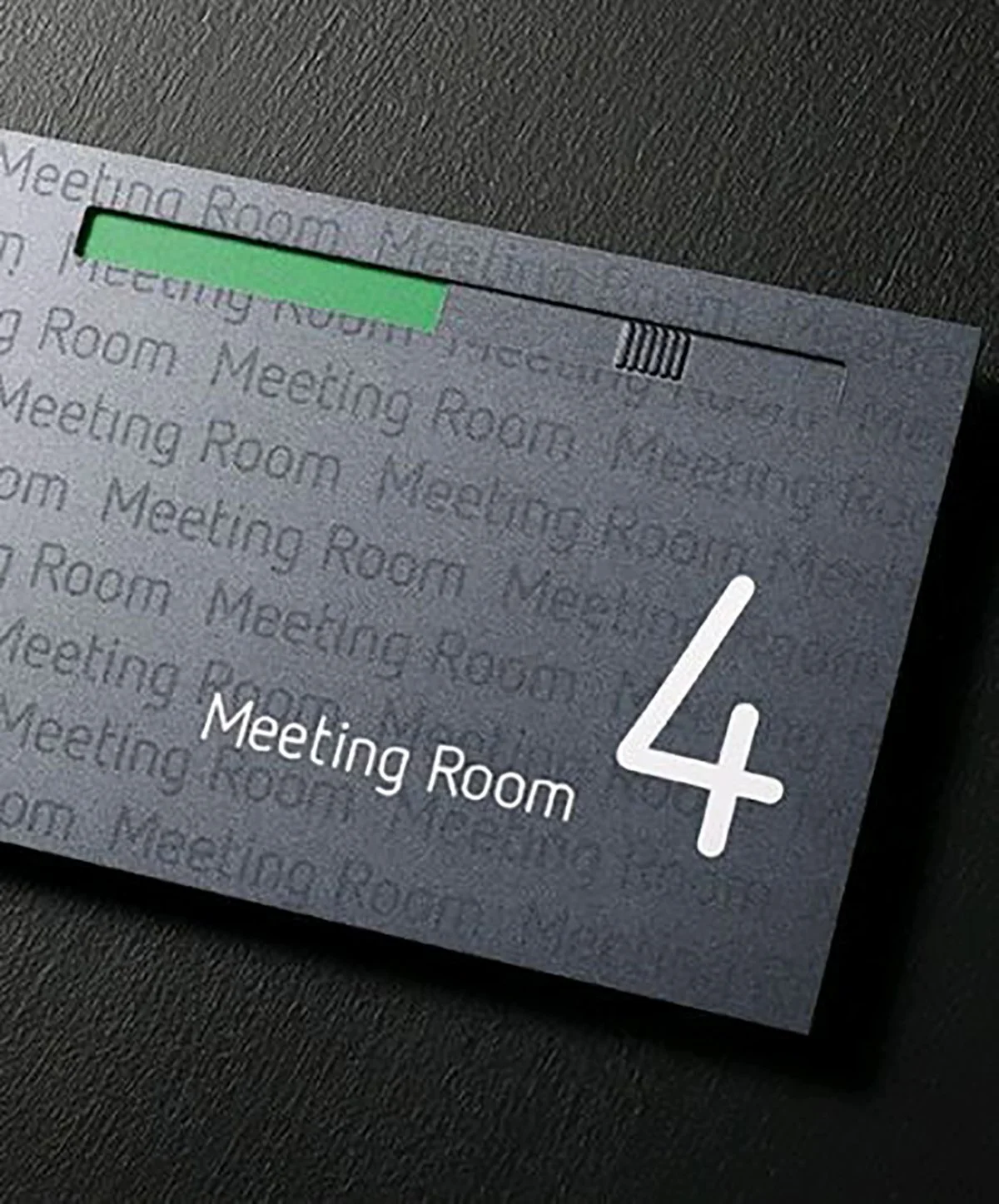 Opaste lähikuvassa, jossa lukee "Meeting room" ja on luku neljä.