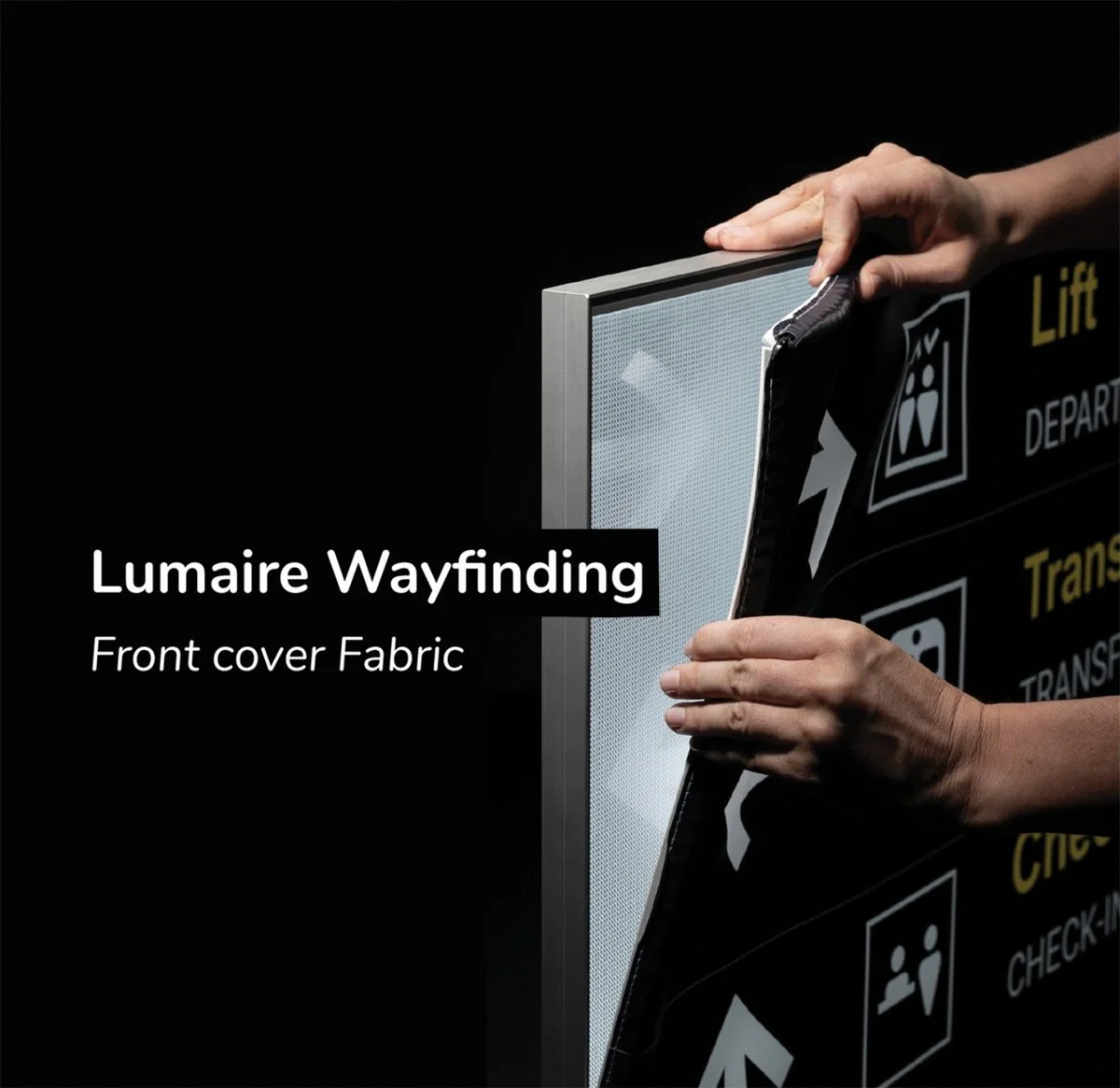 Kuva, jossa henkilö irrottaa paneelia opastenäytöstä.