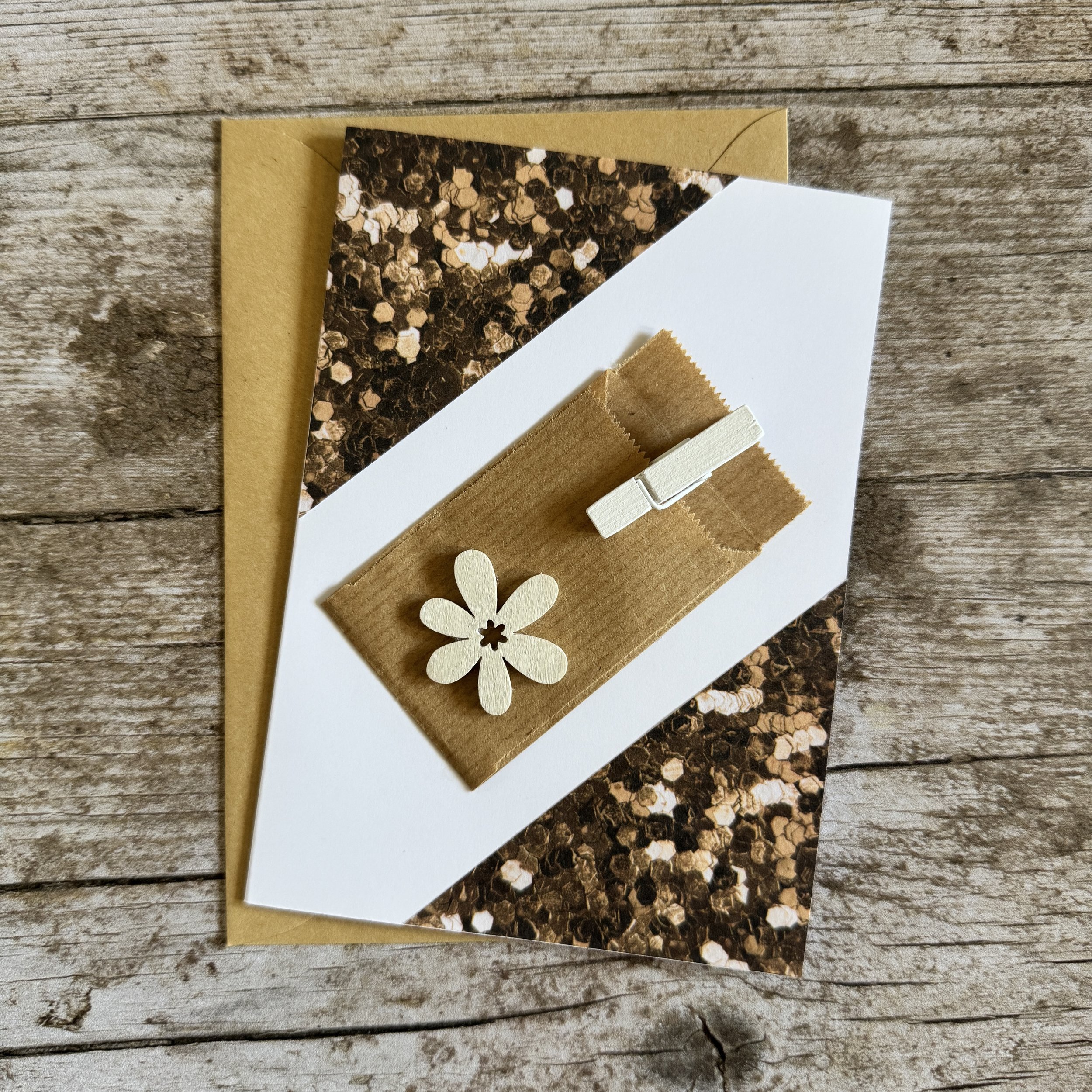 Carte de voeux artisanale, format A6 double, avec enveloppe assortie.
