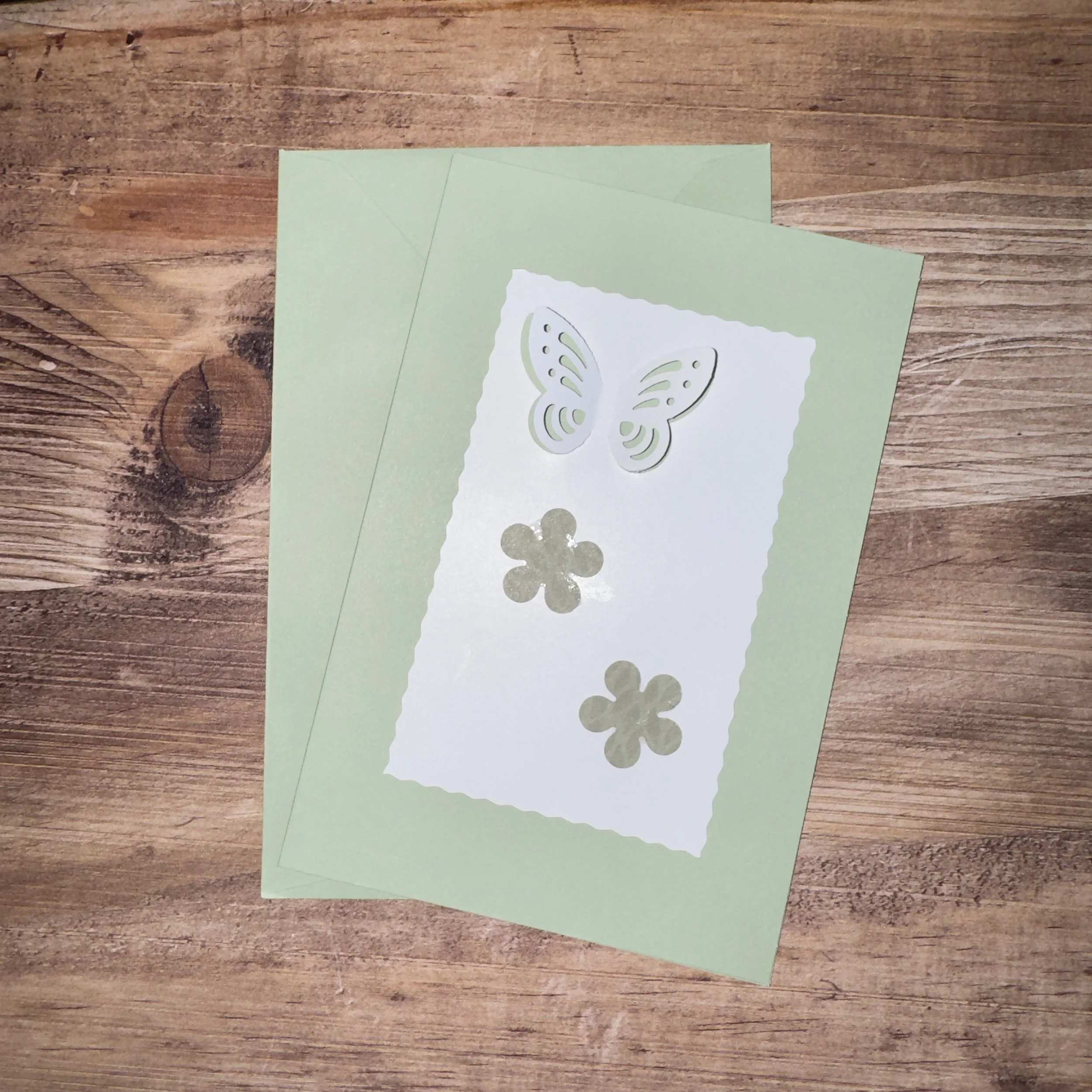 Carte de voeux artisanale, format A6 double, avec enveloppe assortie.