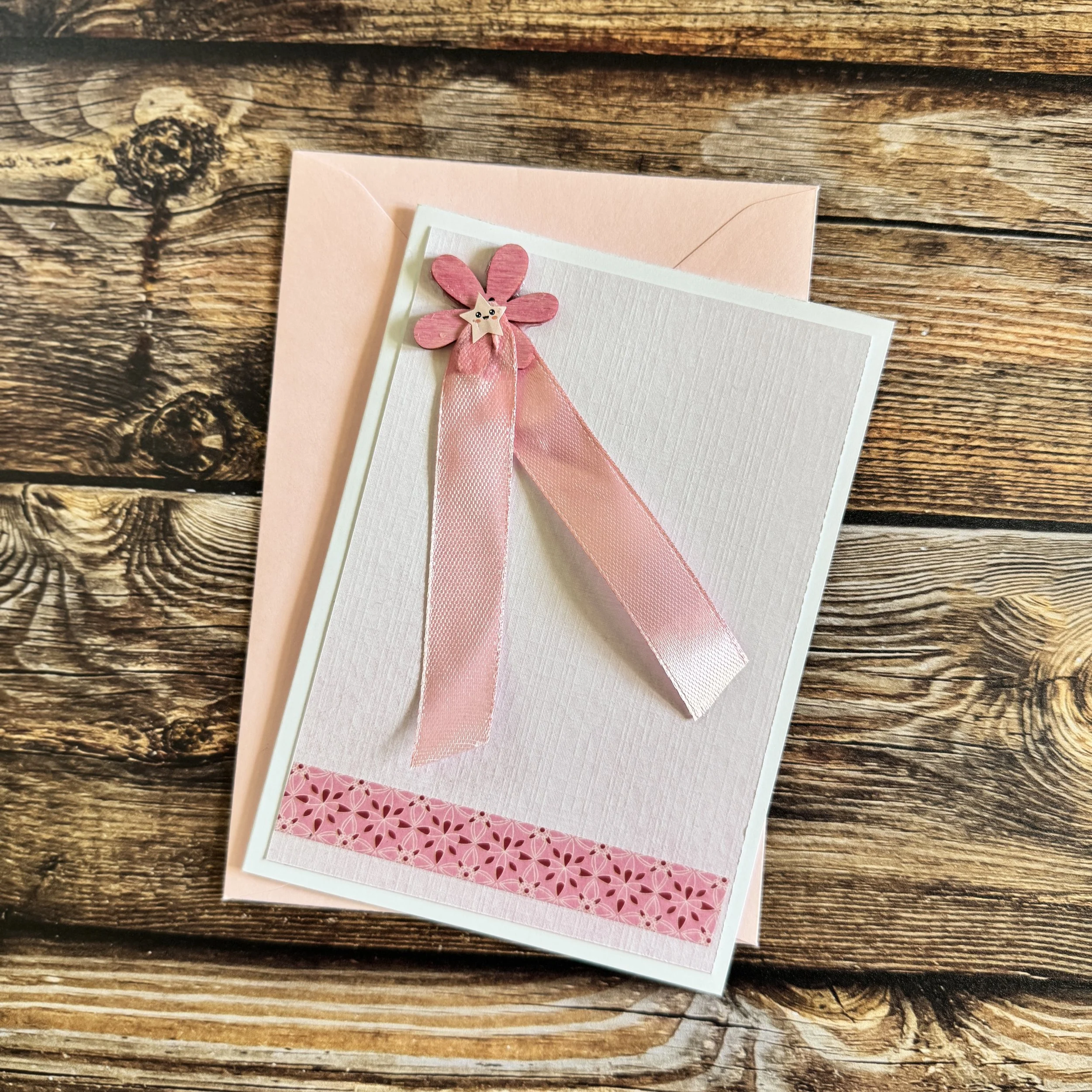 Carte de voeux artisanale, format A6 double, avec enveloppe assortie.