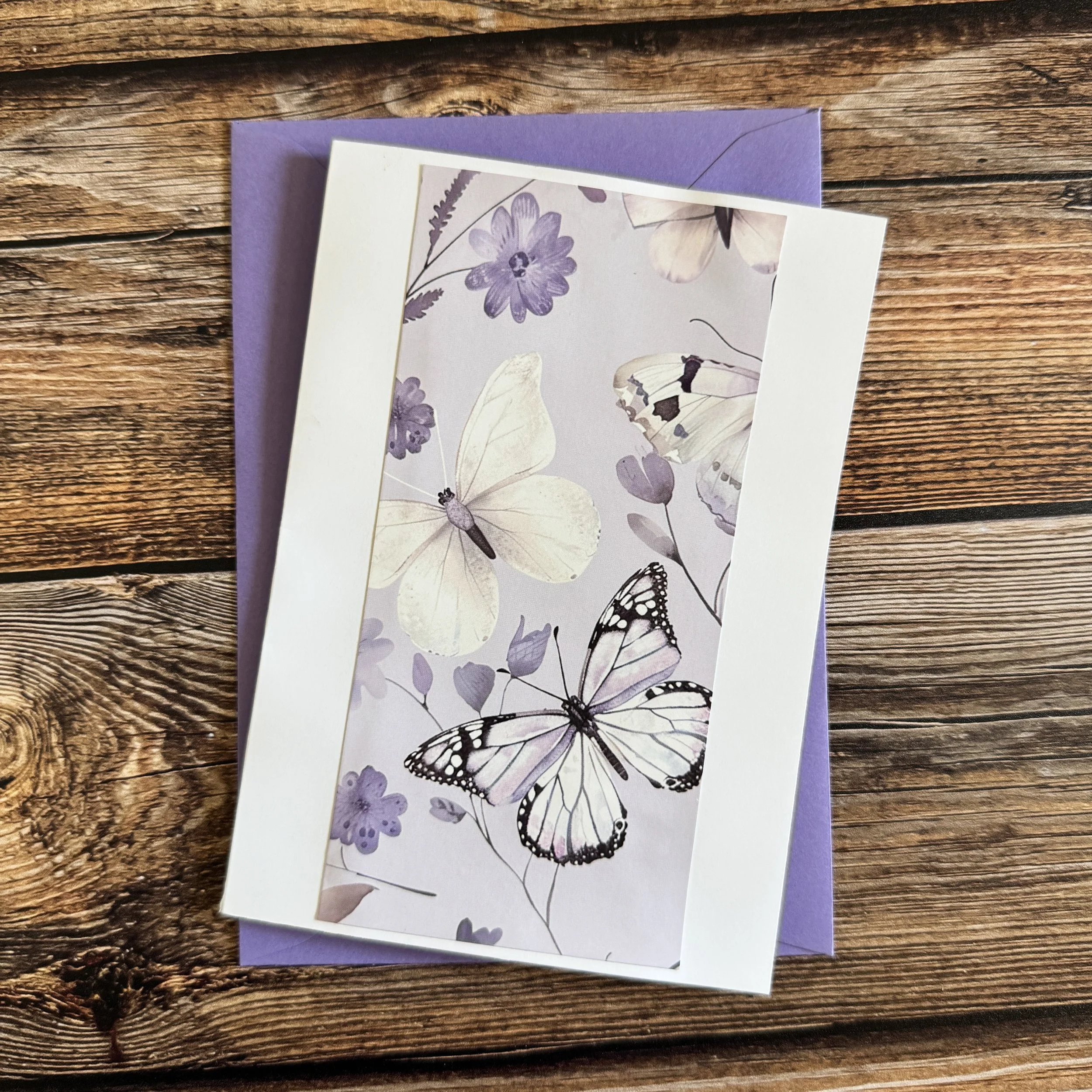Carte de voeux artisanale, format A6 double, avec enveloppe assortie.
