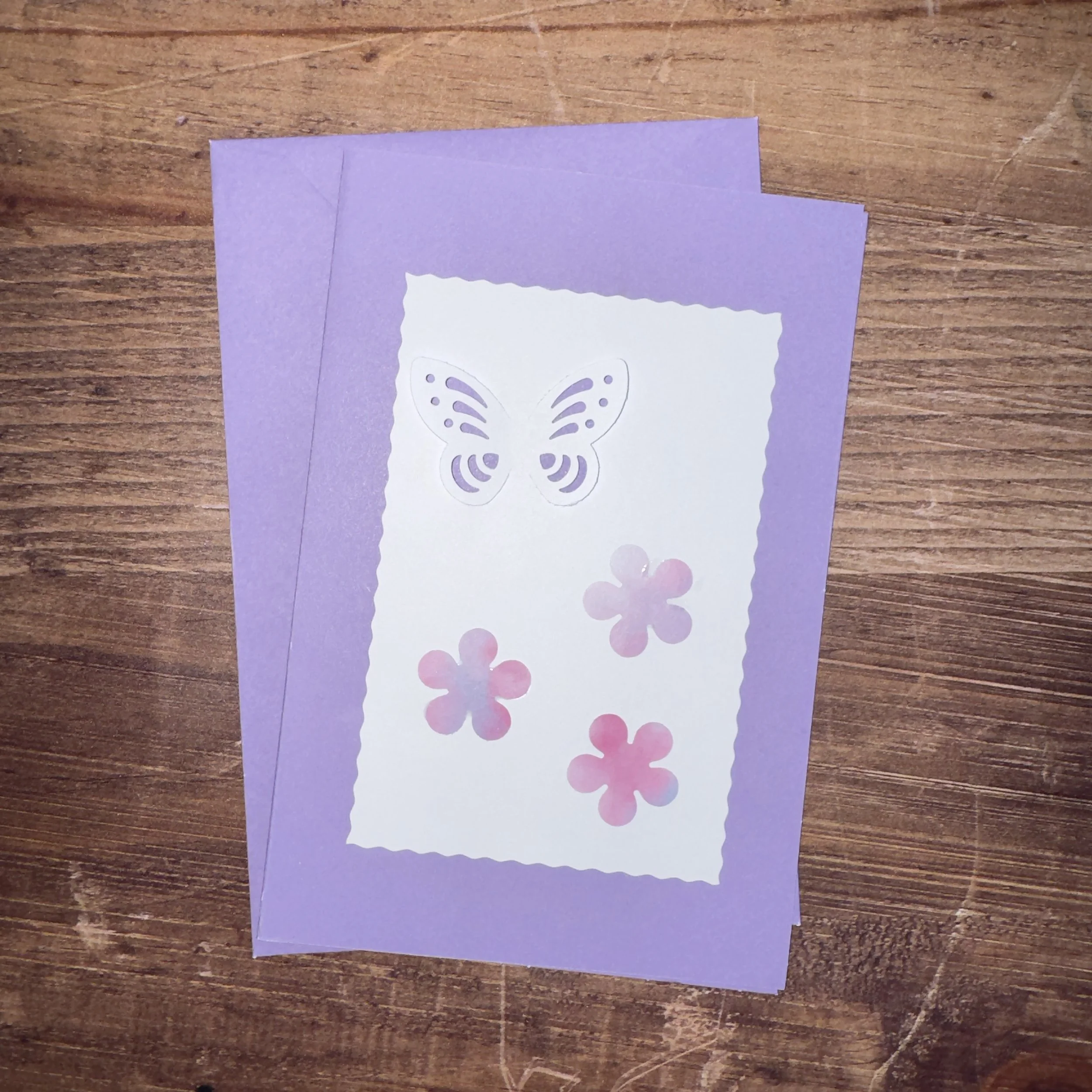 Carte de voeux artisanale, format A6 double, avec enveloppe assortie.