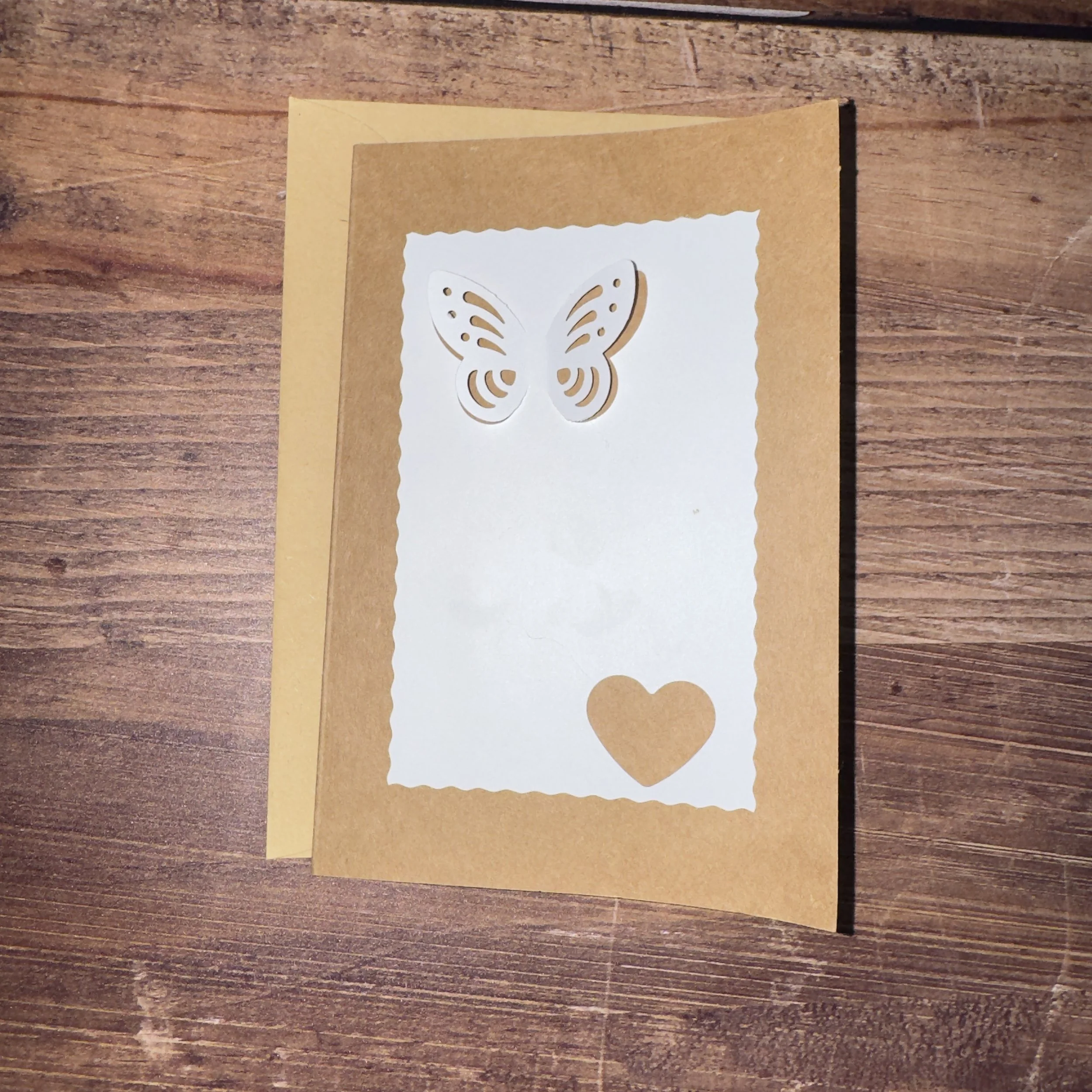 Carte de voeux artisanale, format A6 double, avec enveloppe assortie.