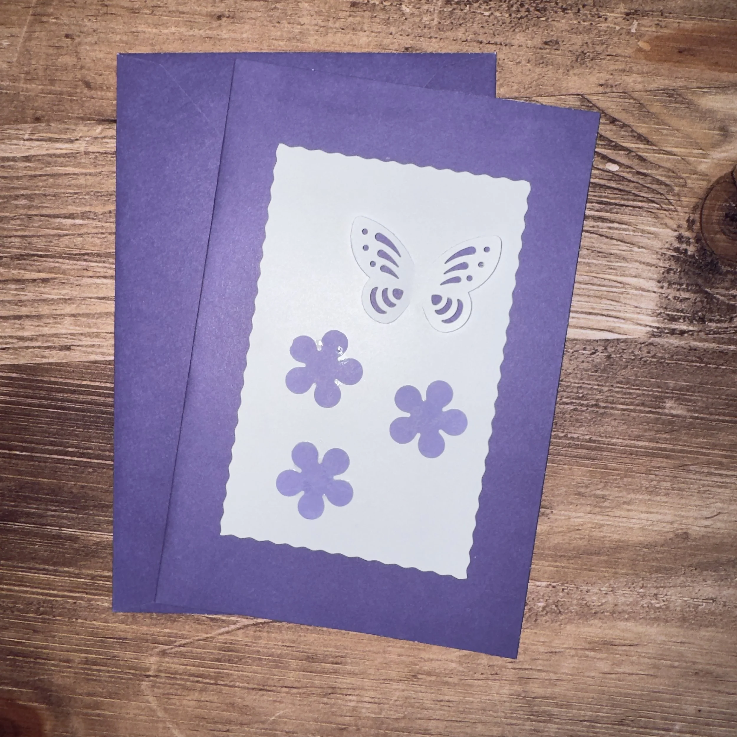 Carte de voeux artisanale, format A6 double, avec enveloppe assortie.