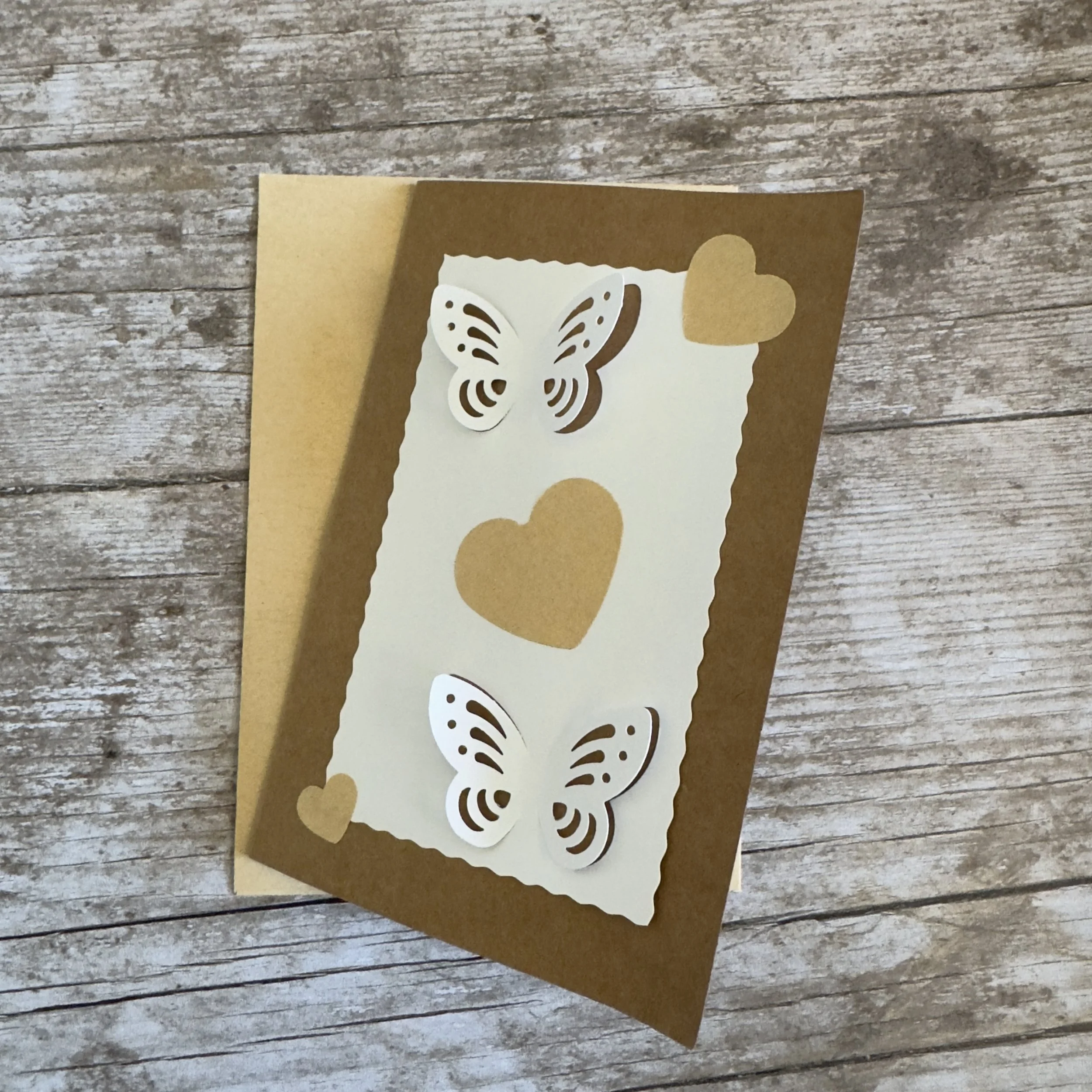 Carte de voeux artisanale, format A6 double, avec enveloppe assortie.