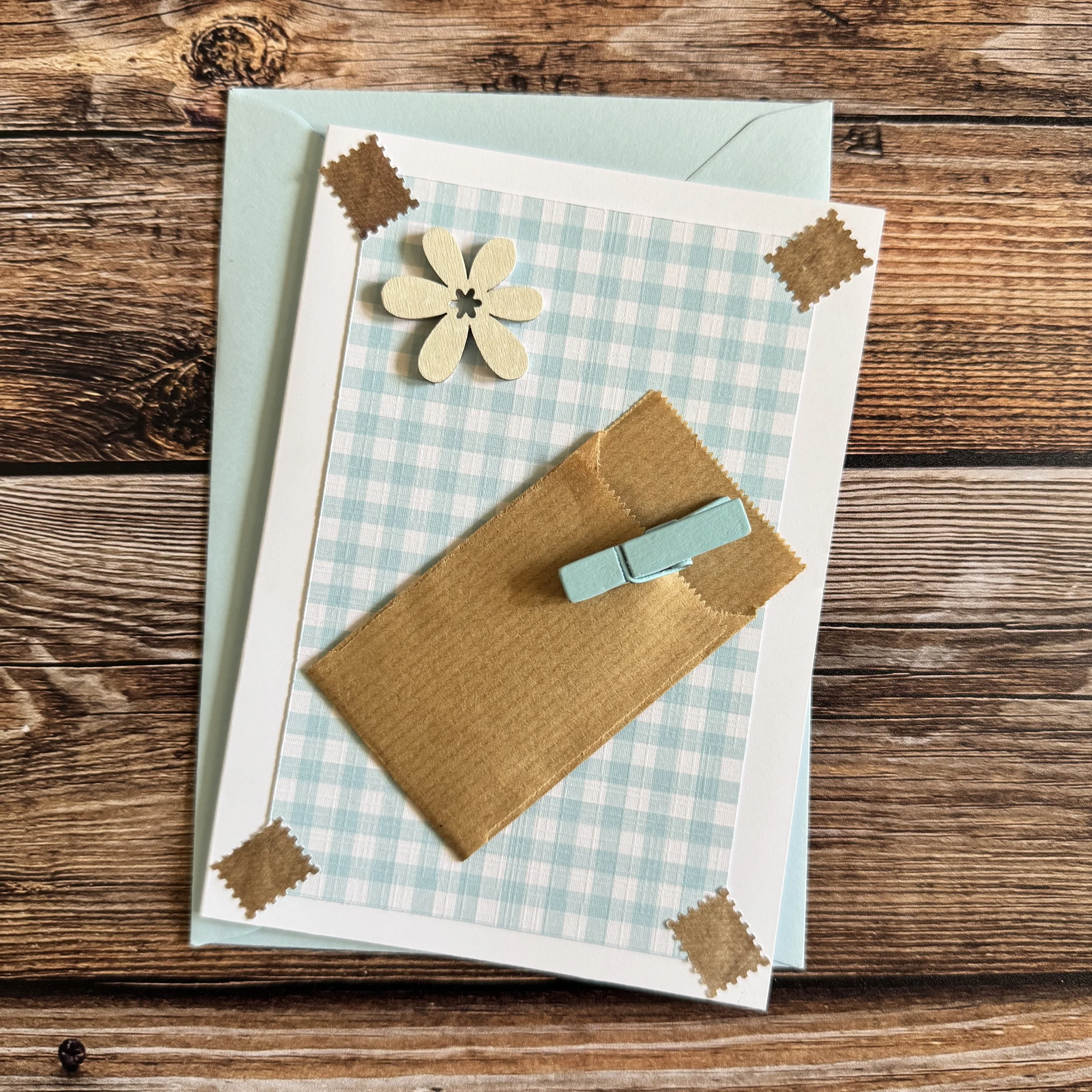 Carte de voeux artisanale, format A6 double, avec enveloppe assortie.