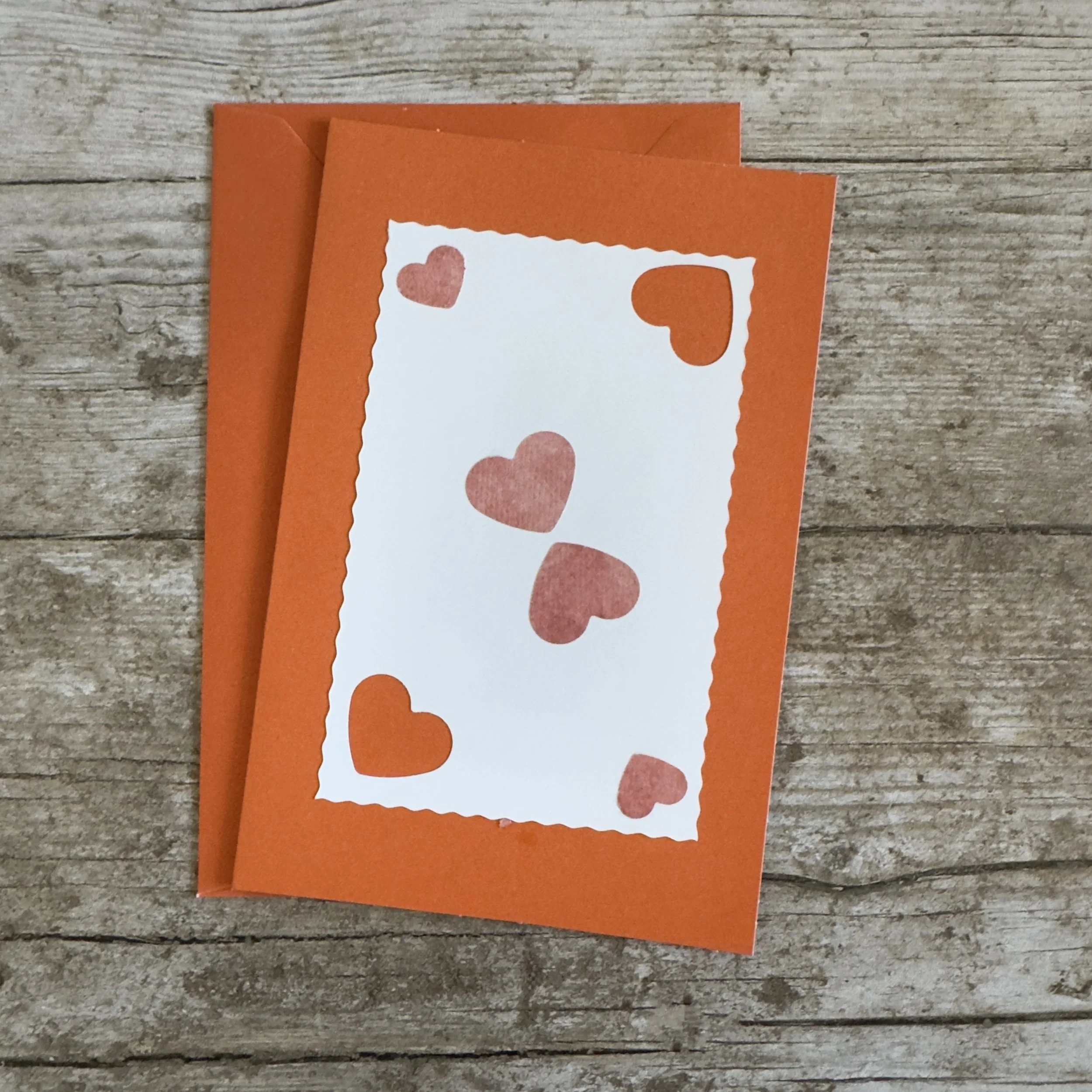 Carte de voeux artisanale, format A6 double, avec enveloppe assortie.