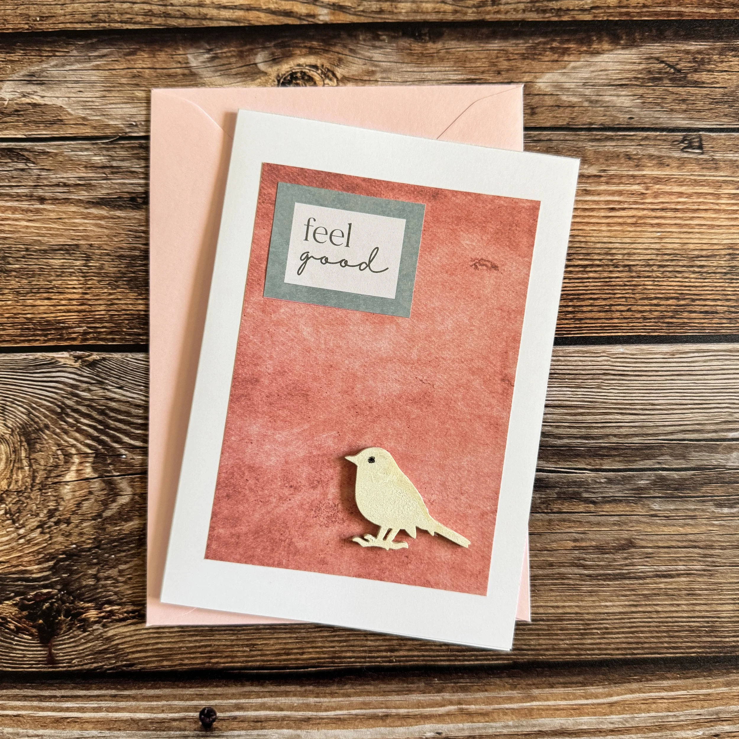 Carte de voeux artisanale, format A6 double, avec enveloppe assortie.