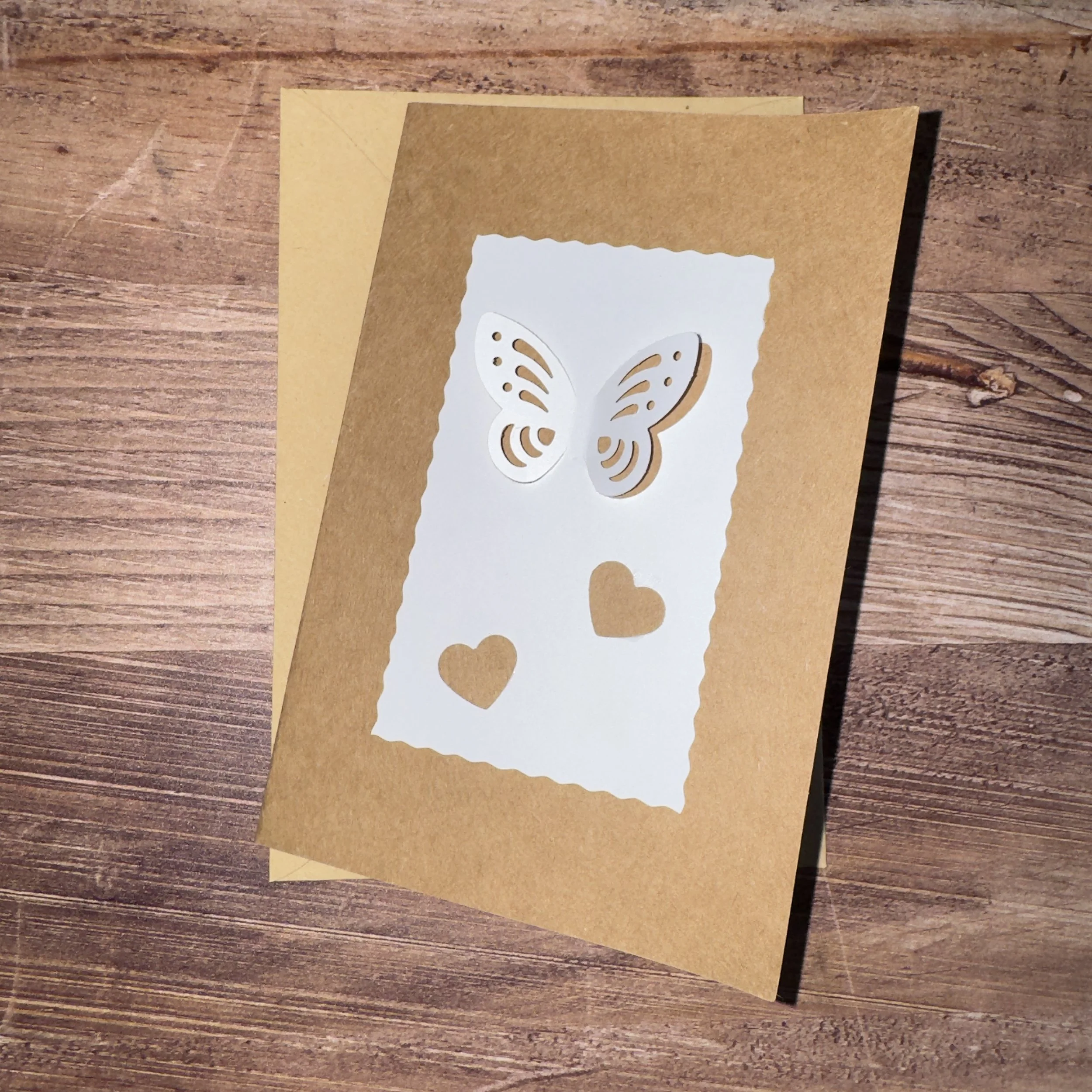 Carte de voeux artisanale, format A6 double, avec enveloppe assortie.