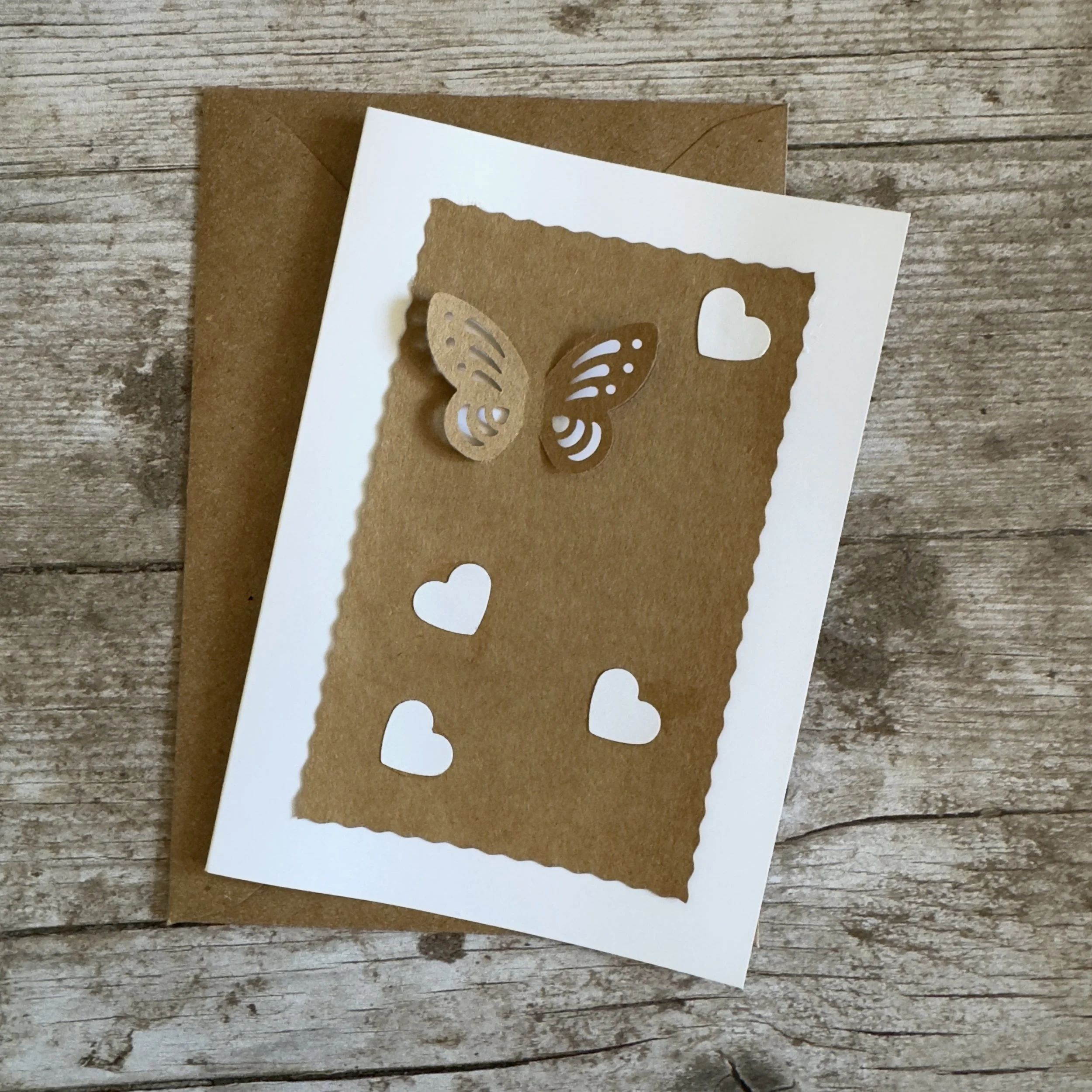Carte de voeux artisanale, format A6 double, avec enveloppe assortie.