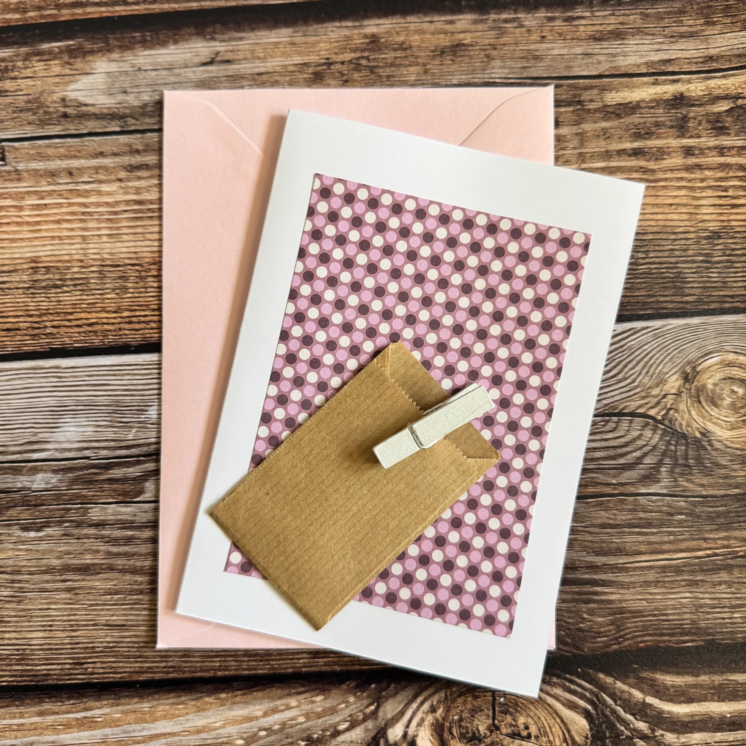 Carte de voeux artisanale, format A6 double, avec enveloppe assortie.