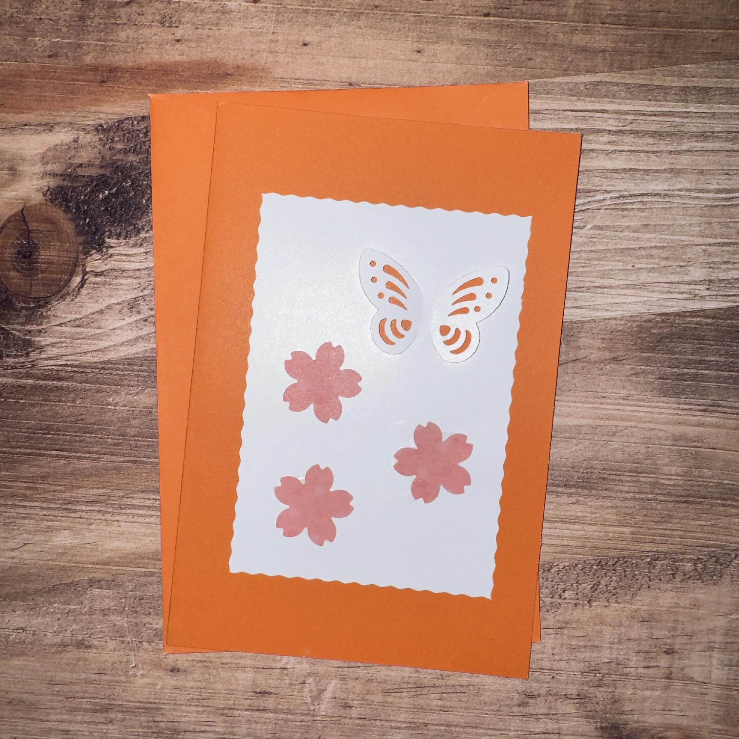Carte de voeux artisanale, format A6 double, avec enveloppe assortie.