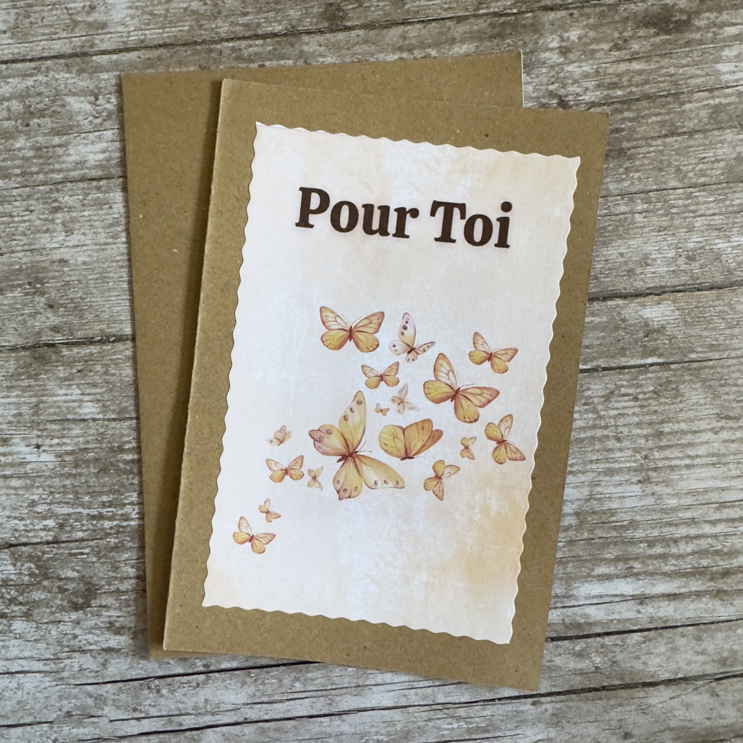Carte de voeux artisanale, format A6 double, avec enveloppe assortie.