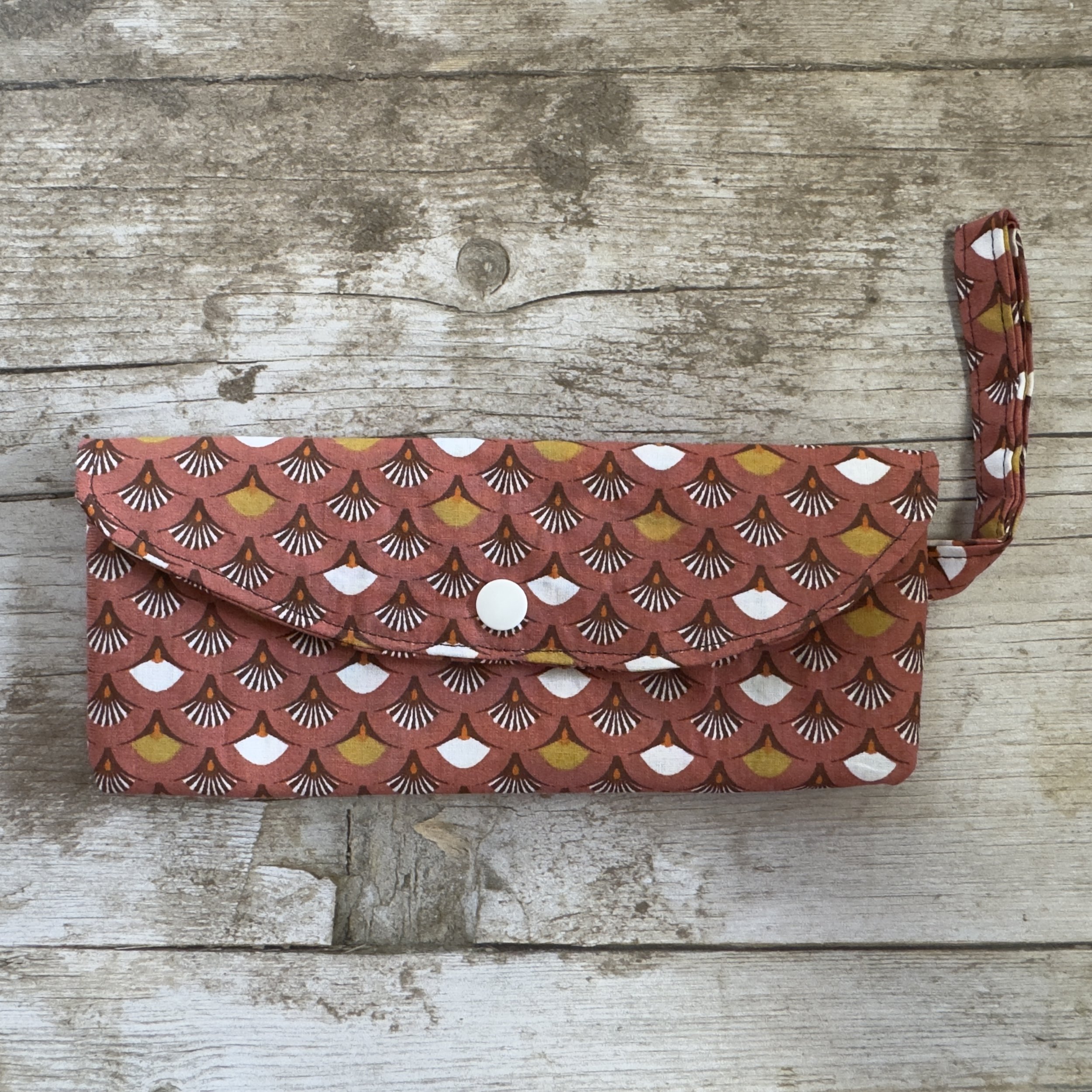 Pochette plate doublée, avec lanière, dimensions 20/9 cm