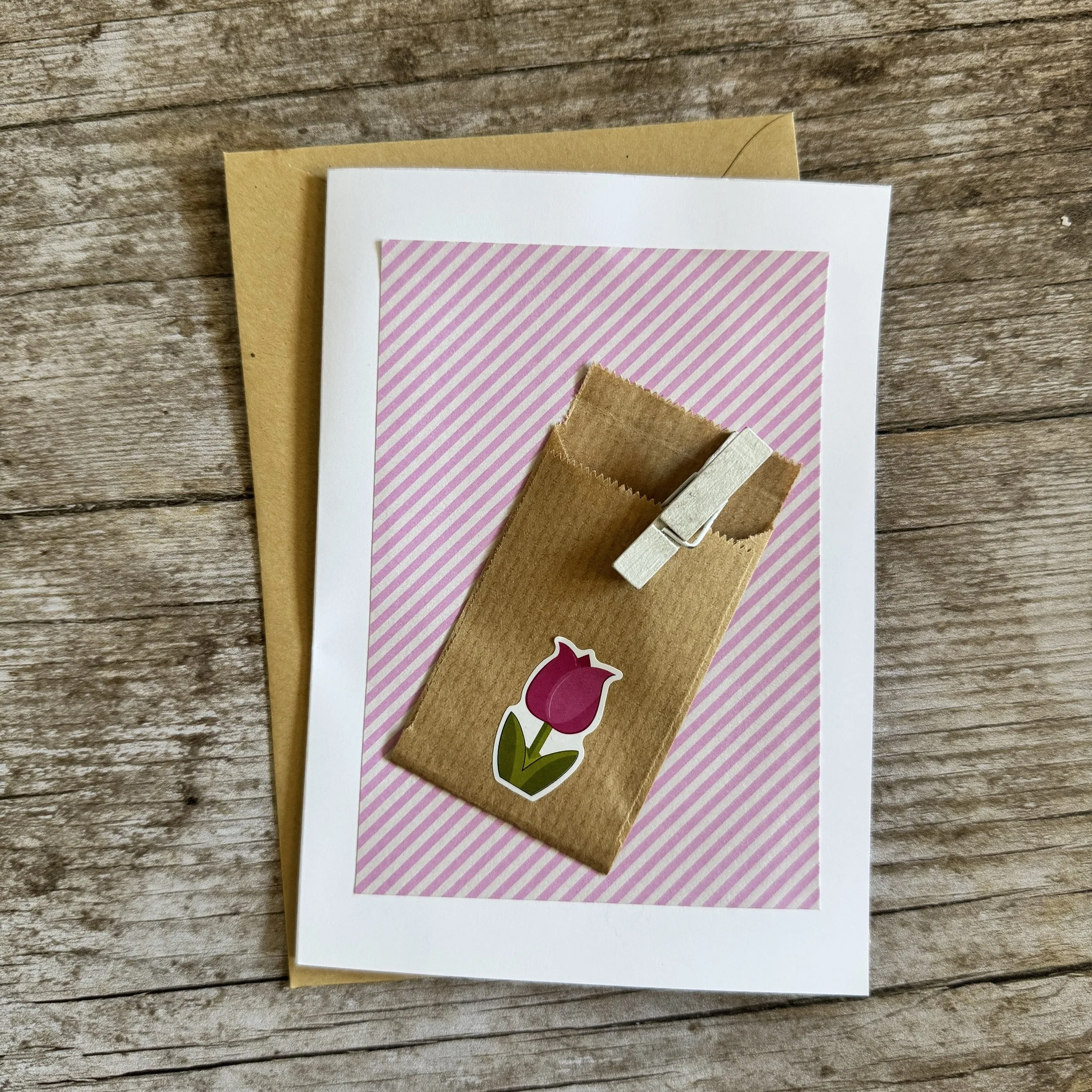 Carte de voeux artisanale, format A6 double, avec enveloppe assortie.