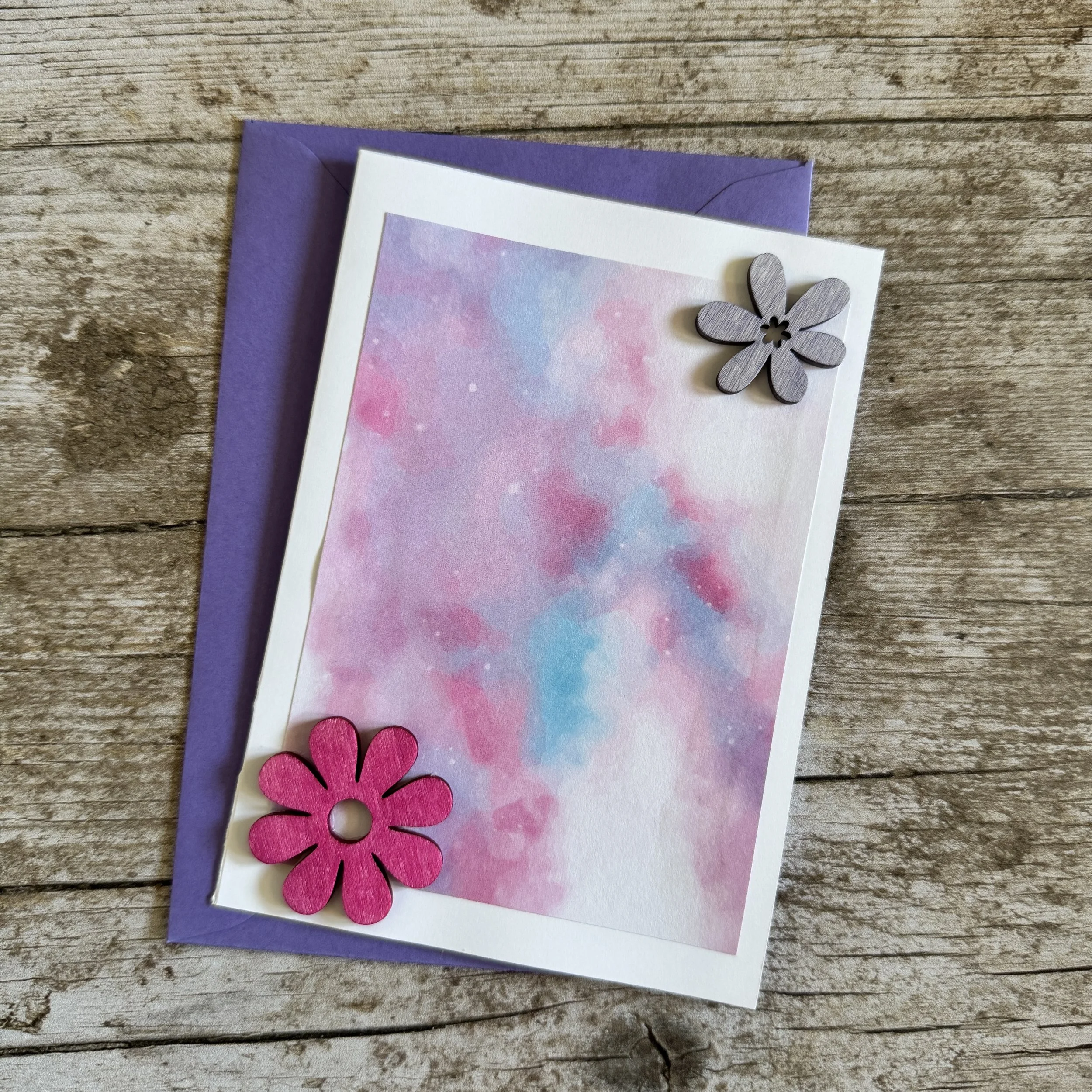 Carte de voeux artisanale, format A6 double, avec enveloppe assortie.