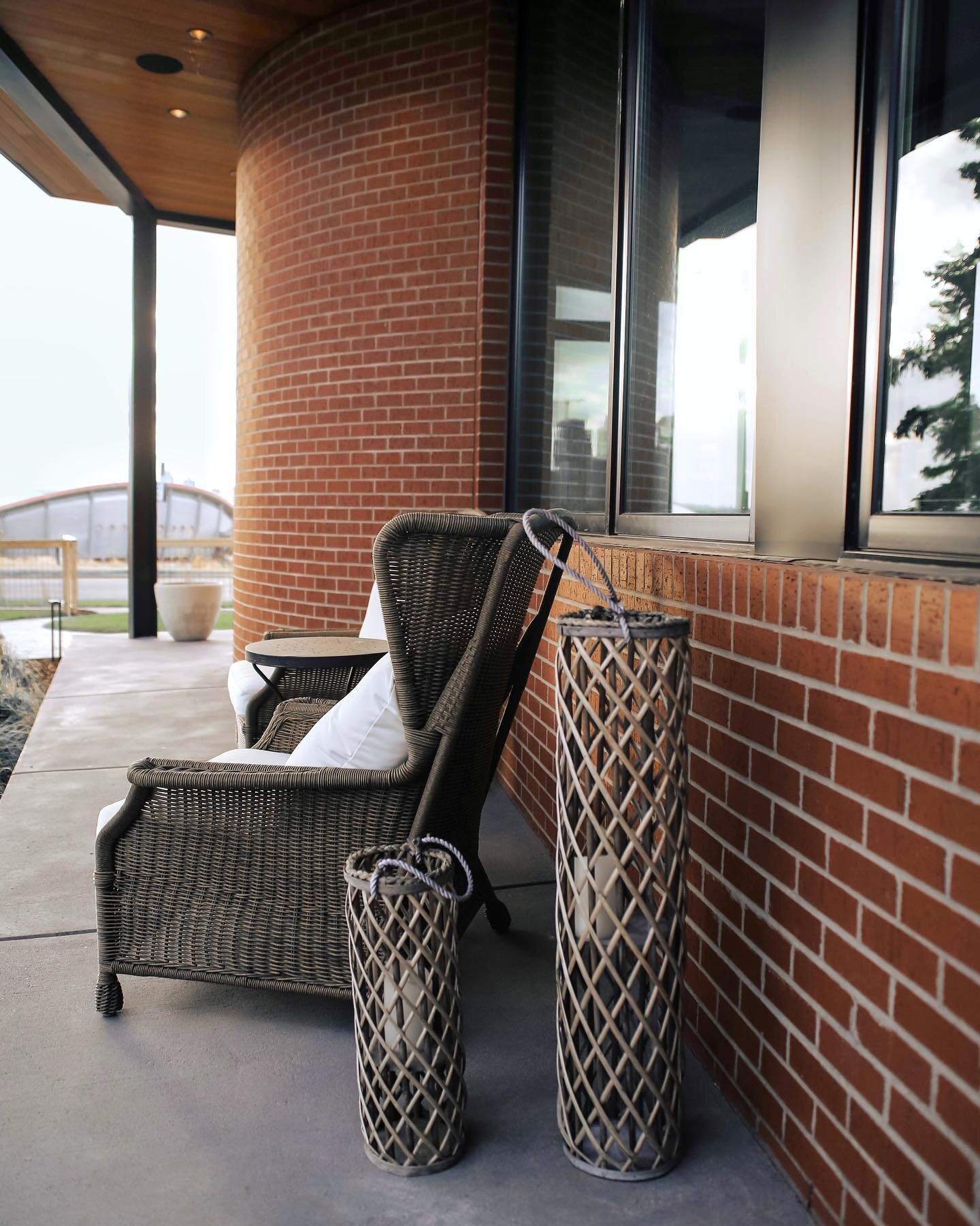 Can you envision waking up to enjoy your cup of coffee right here? 

This is what mornings are made of 👌🏽

.
.
.
.
.
.
.
.
.
.
#yychomes 
#masonry 
#redbrick 
#calgaryhomes 
#yycnow 
#yycmorning 
#coffeeinthemorning 
#calgaryalberta 
#ruralalberta 