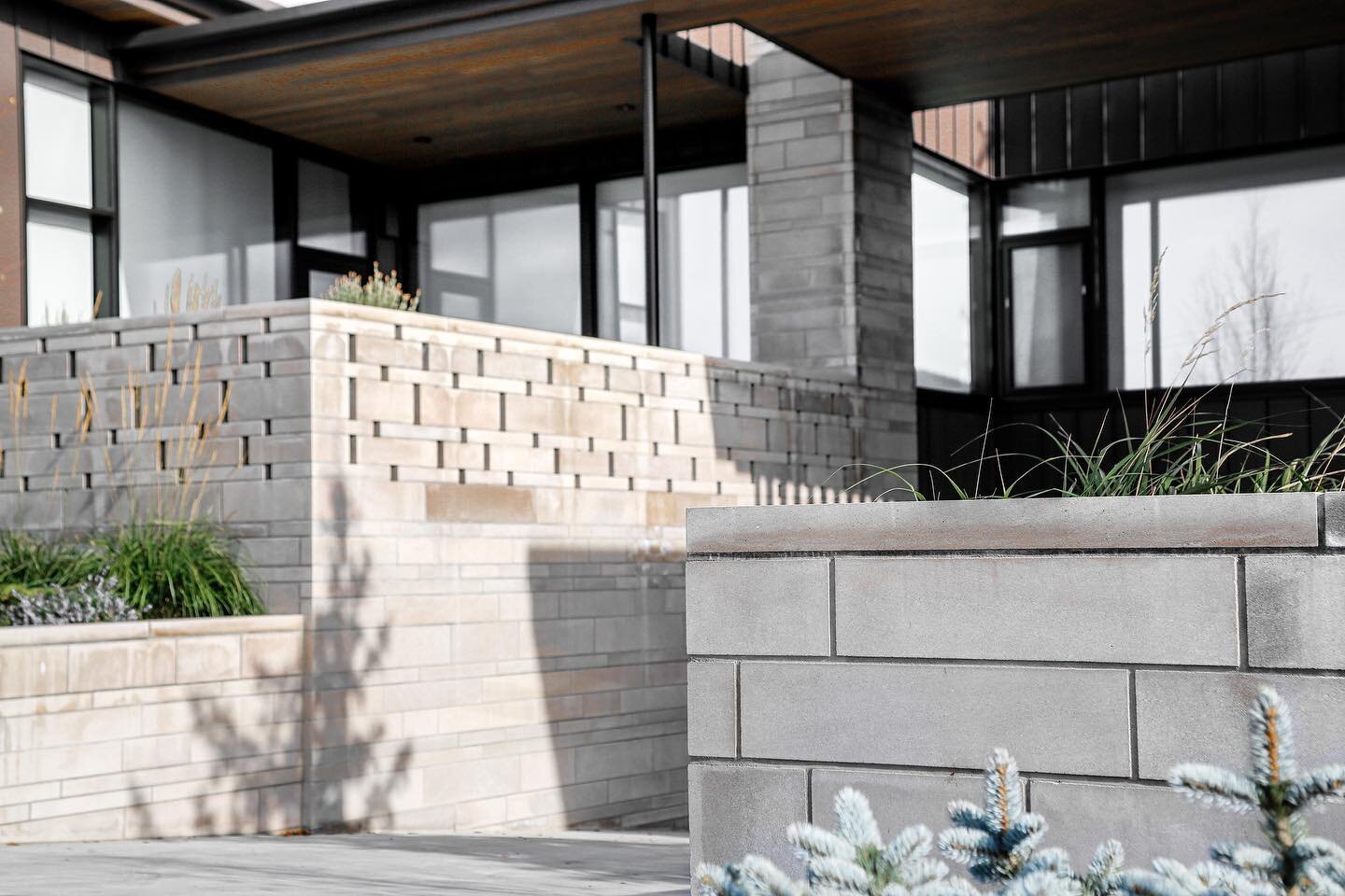 Crisp and clean! 

The perfect combination to compliment this elegant home. 

What does your dream home look like? 

.
.
.
.
.
.
.
.
.
.
#calgary 
#yychomes 
#masonry 
#stonemasonry 
#yycmasonry 
#calgaryhomes 
#yycnow 
#calgarysmallbusiness 
#exteri