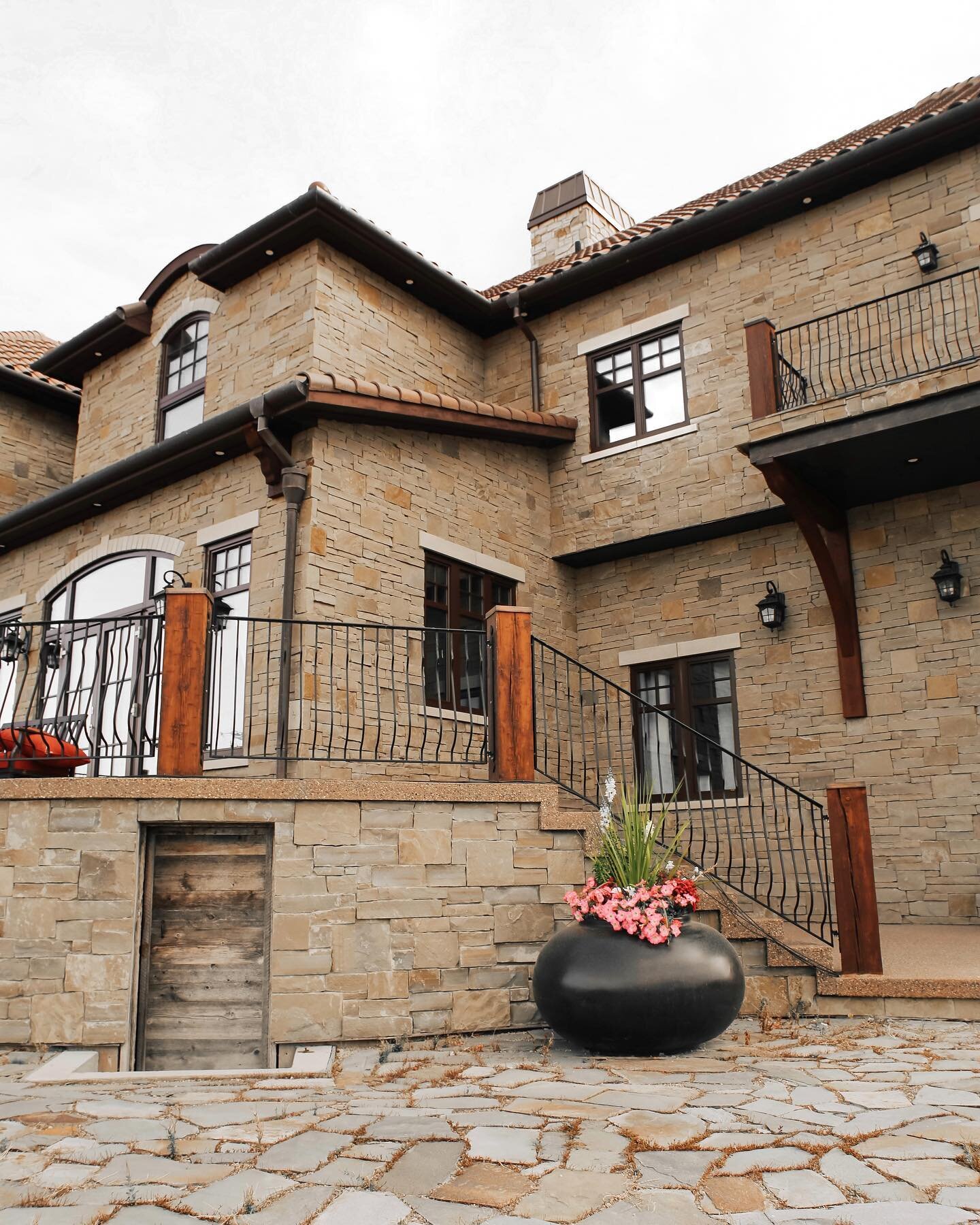 Stone, stone, stone! 

This beautiful custom home marvels in it 👌🏽

.
.
.
.
.
.
.
.
.
.
#masonry 
#stonemasonry 
#bricklayer 
#dreamhomes 
#luxuryhomes 
#yychomes 
#canmorehomes 
#ruralalberta 
#mountainhome 
#yycbusiness 
#calgarydreamhome 
#luxur