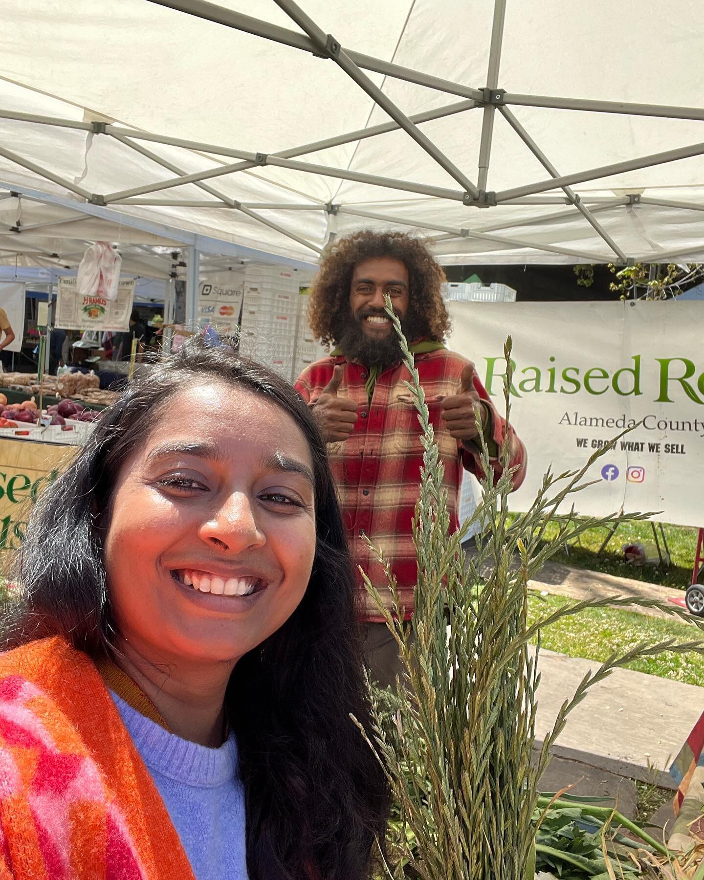 Home highlights part 2:
 A very Oakland Saturday at the farmers market stocking up on green garlic, nettles, dandelion, sage blossoms, and swoon! even got a bunch of beautiful green wheat bouquet 💐 from my fav farmer Jameel 🥰🤩 @raisedroots . 

 Di