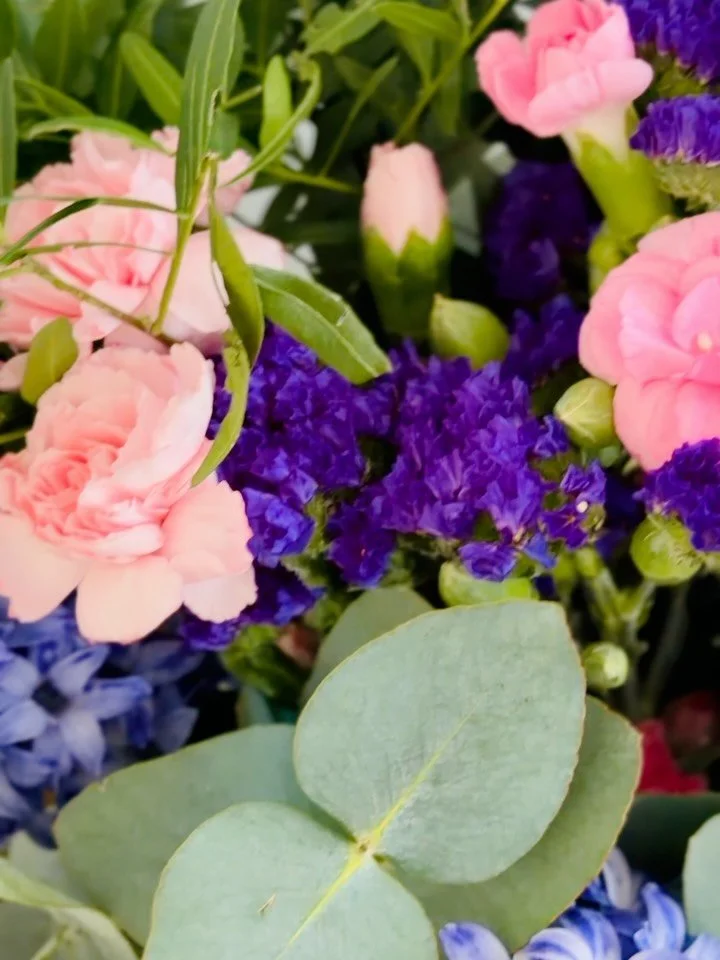 Thank you so much @appleyardlondon for these gorgeous #MothersDay flowers!! We cooked out for my mum and my sister who are the best mums ever ❤️❤️ It&rsquo;s been a beautiful day in my family garden. When my grandad died I really wanted to keep the h