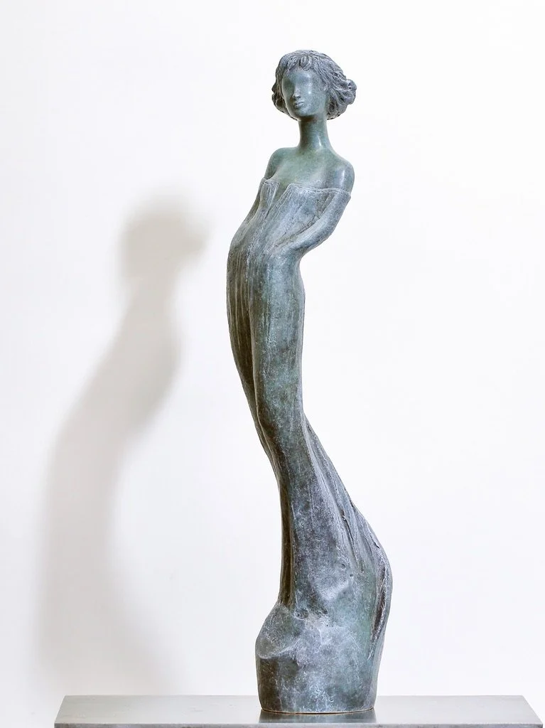 Vue en pied de la sculpture en bronze Mathilde