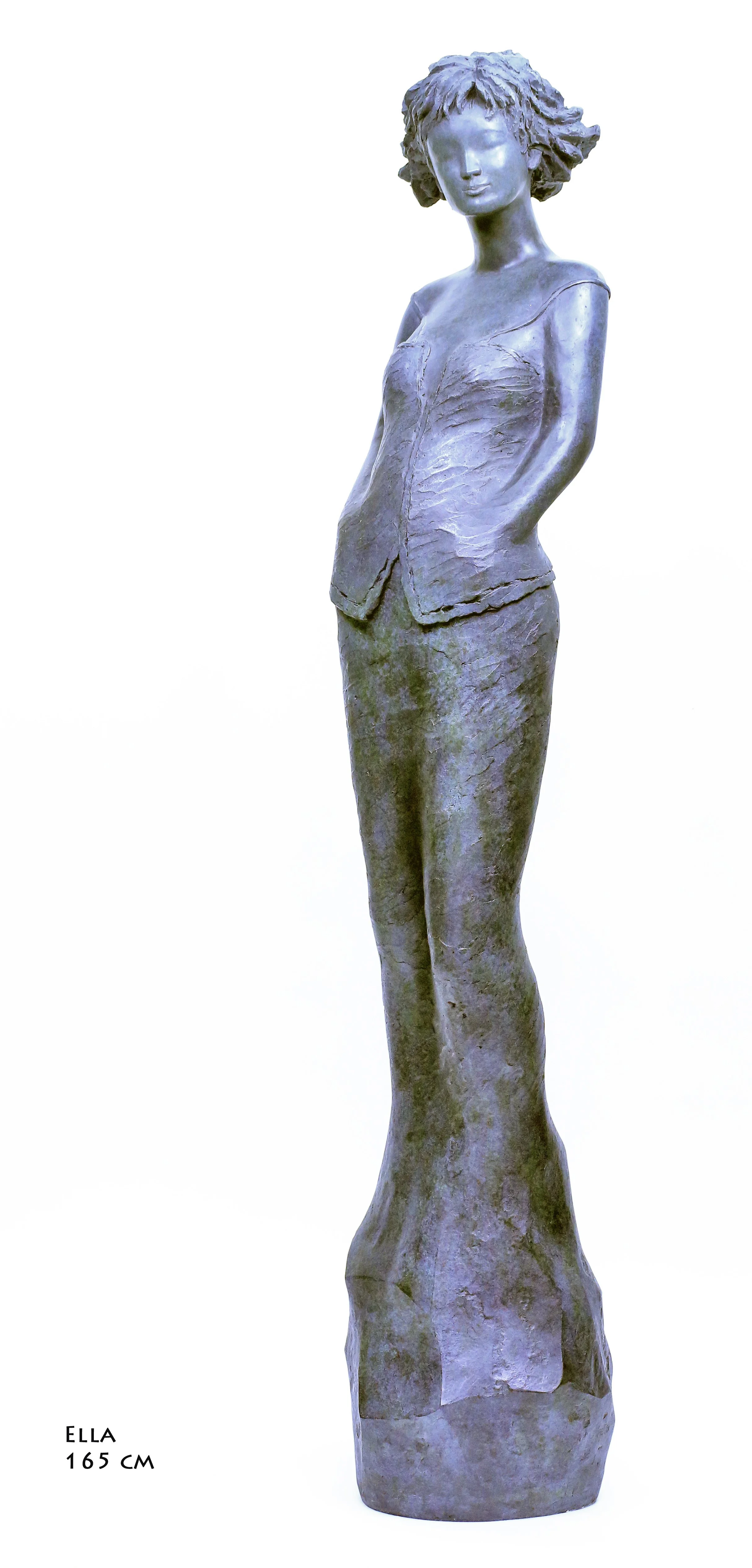 La grande sculpture Ella en bronze sur fond blanc
