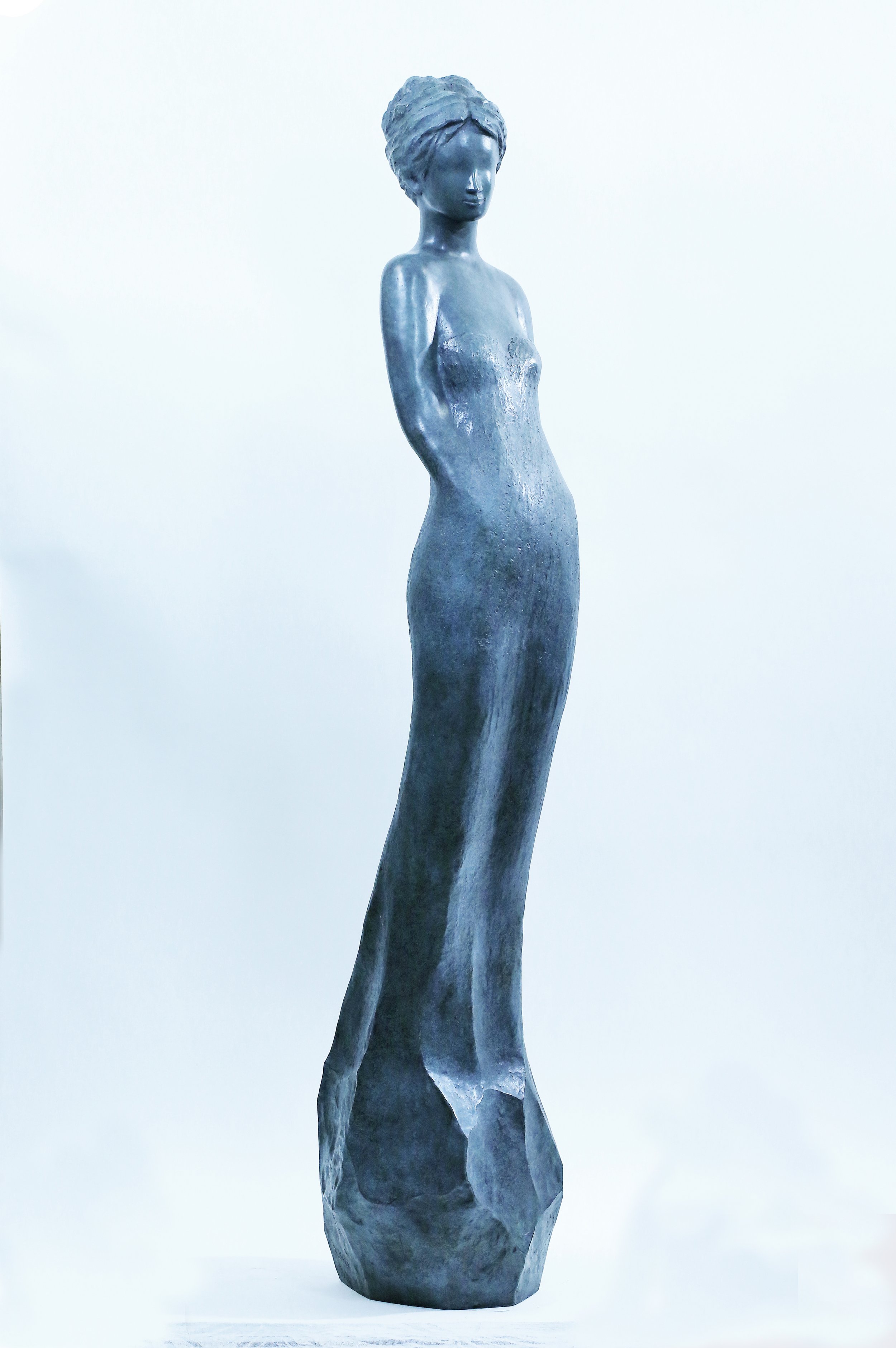 Sculpture Abby (bronze) en pied sur fond blanc