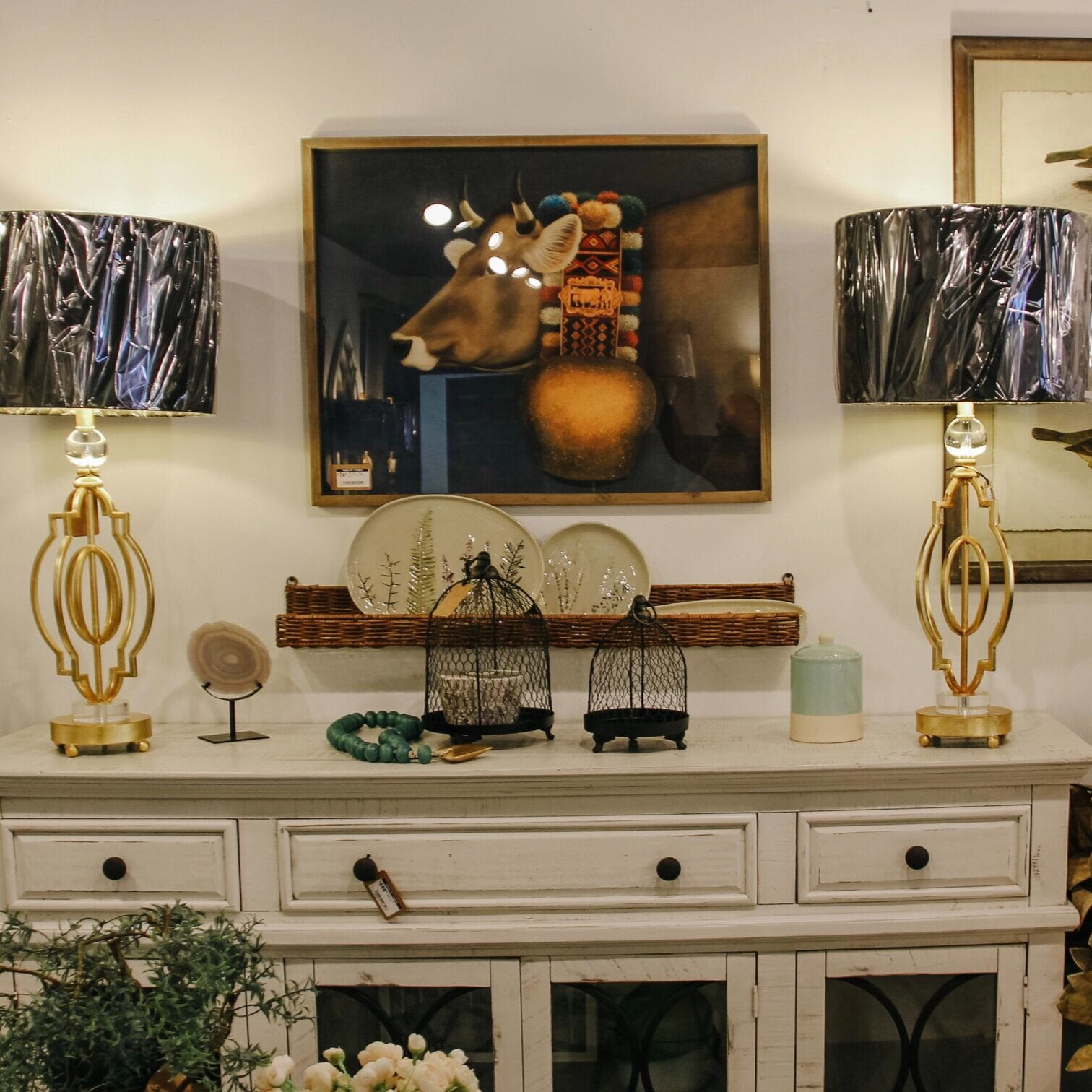 Console+table+with+set+of+lamps