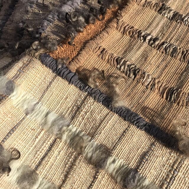 Sunbathing ☀️ Woven wool and silk scraps dyed with acorns and walnuts 
#weaving #woven #textiledesign #textiles #naturaldyes