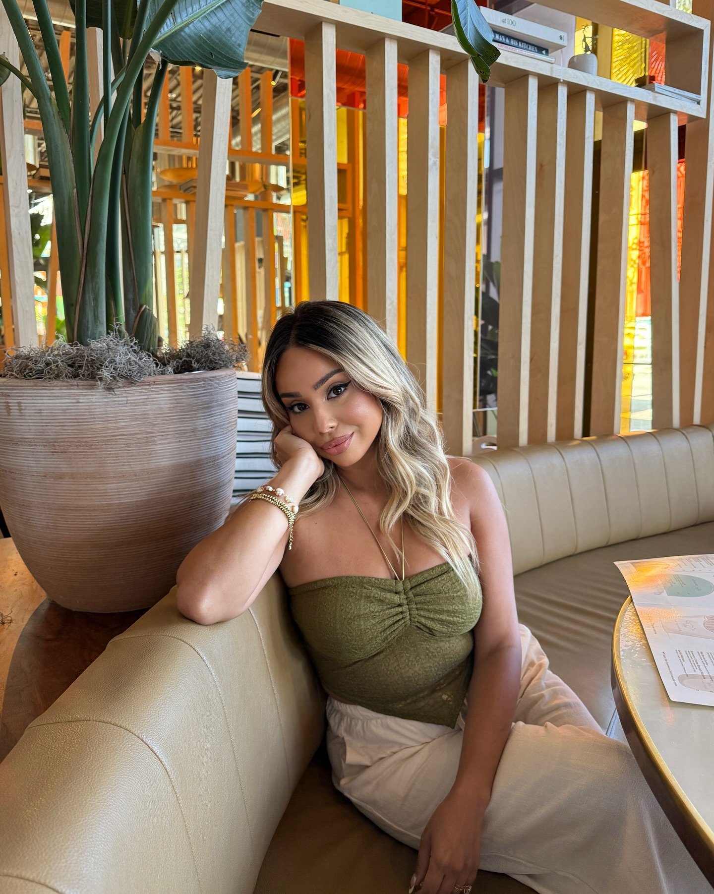 Mini getaways with your bestie&gt; 🤍🌴🥥☀️

(Ps. I also linked all my outfits in bio🫡)