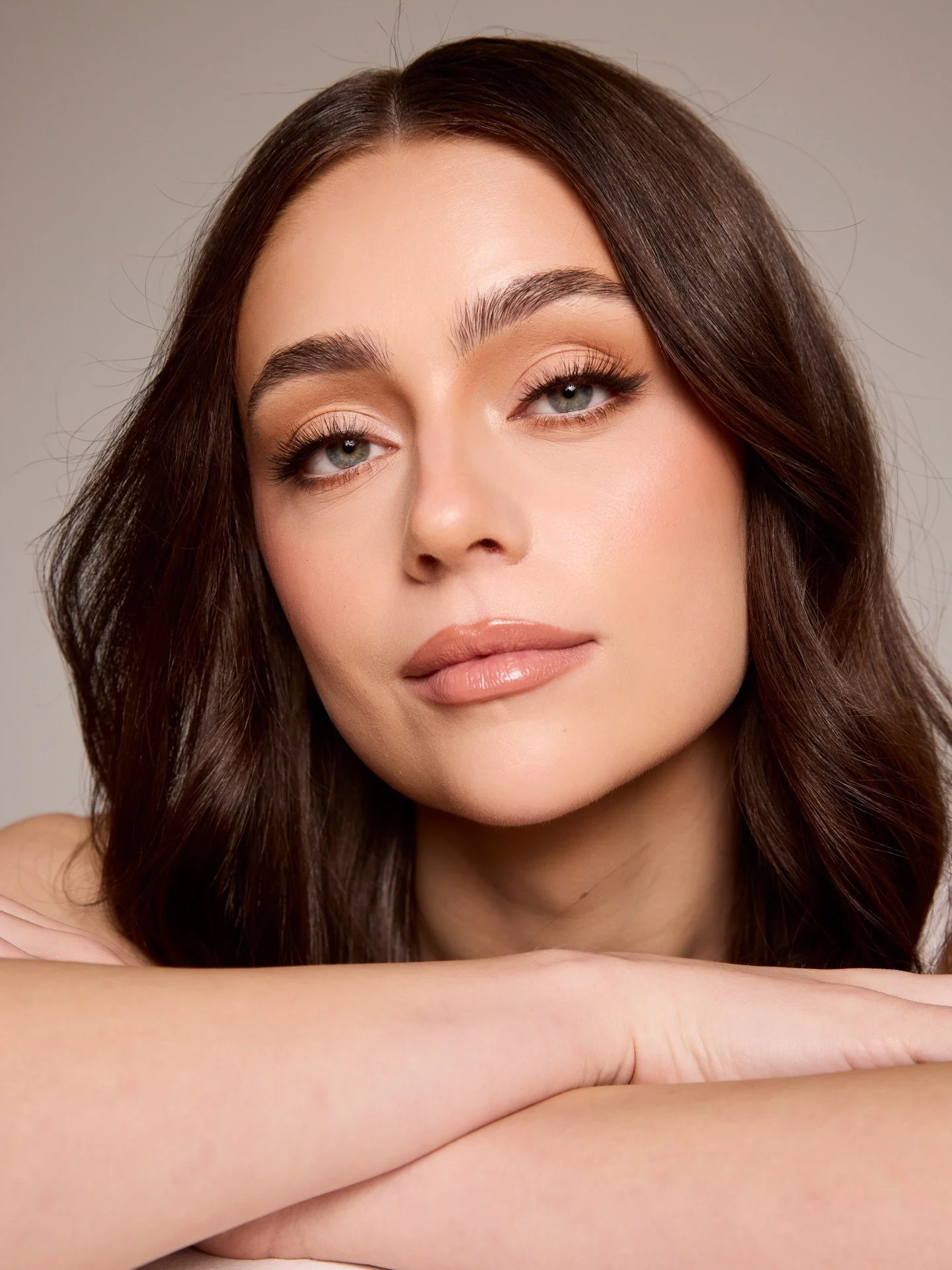 Elevated, effortless &amp; glowing in all the right places ✨ A neutral glam made to enhance your natural beauty😍💕

@museamakeupbar 

📸: @ehsanzarrin_