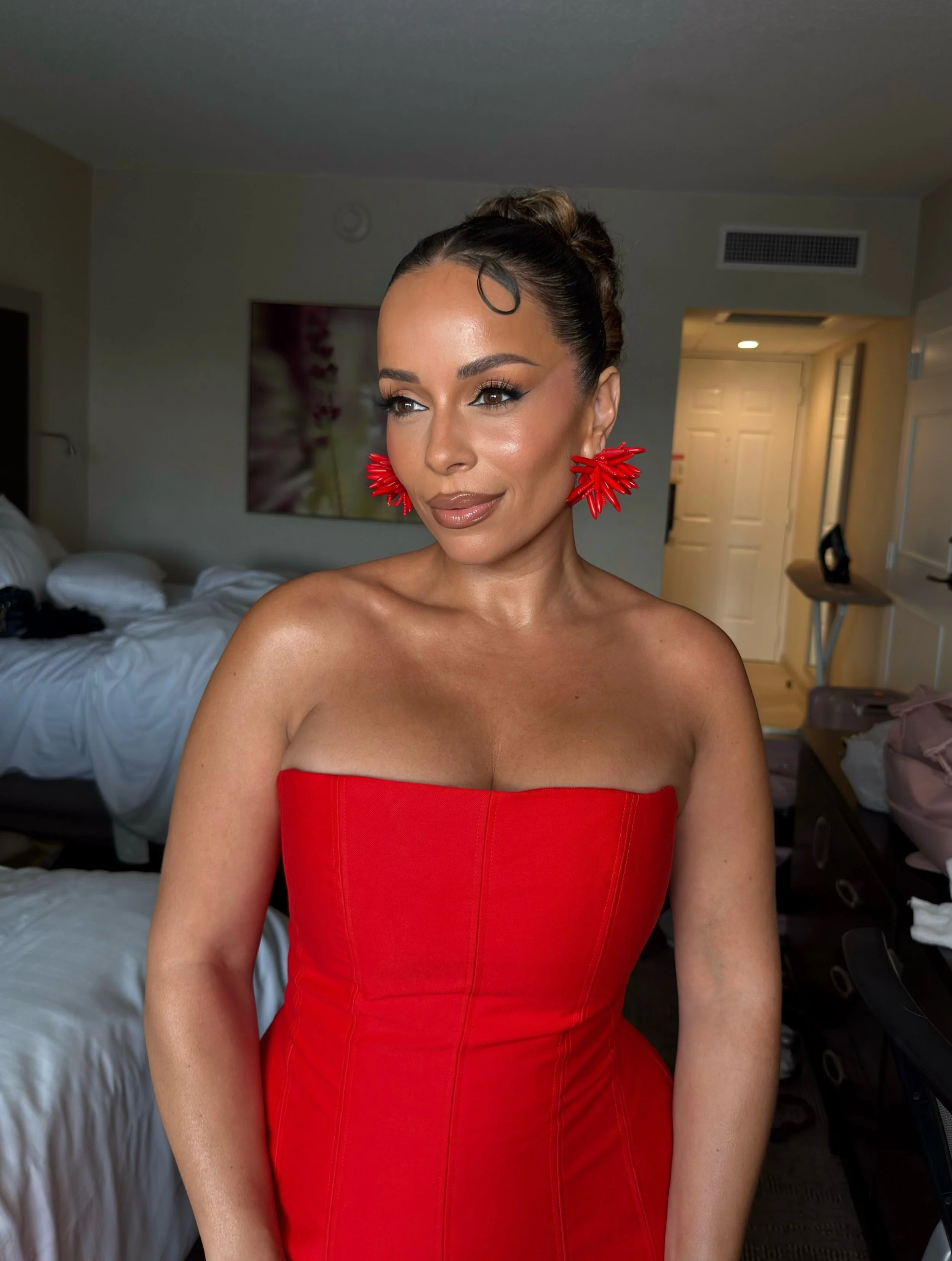 Another KLove Awards in the books❤️

Hero products for this look✨
@therabody TherFace Wand
@chanel.beauty Les Beiges foundation
@chanel.beauty Les Beiges blush in Warm Pink
@patricktabeauty Not Too Much power blush
@makeupbymario Blurring loose Powde