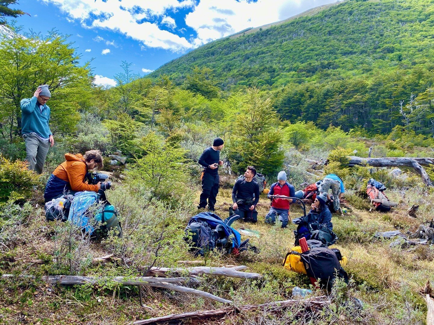 Outdoor adventures with the cast and crew, there's nothing better than a view like this 🏞
.
.
.
.
.
#intothewild #bestplacestogo #tinypeopleinbigplaces #welltravelled #suitcasetravels #bts #behindthescene #shortfilm #alltheworldsafilmset #jynxjunket