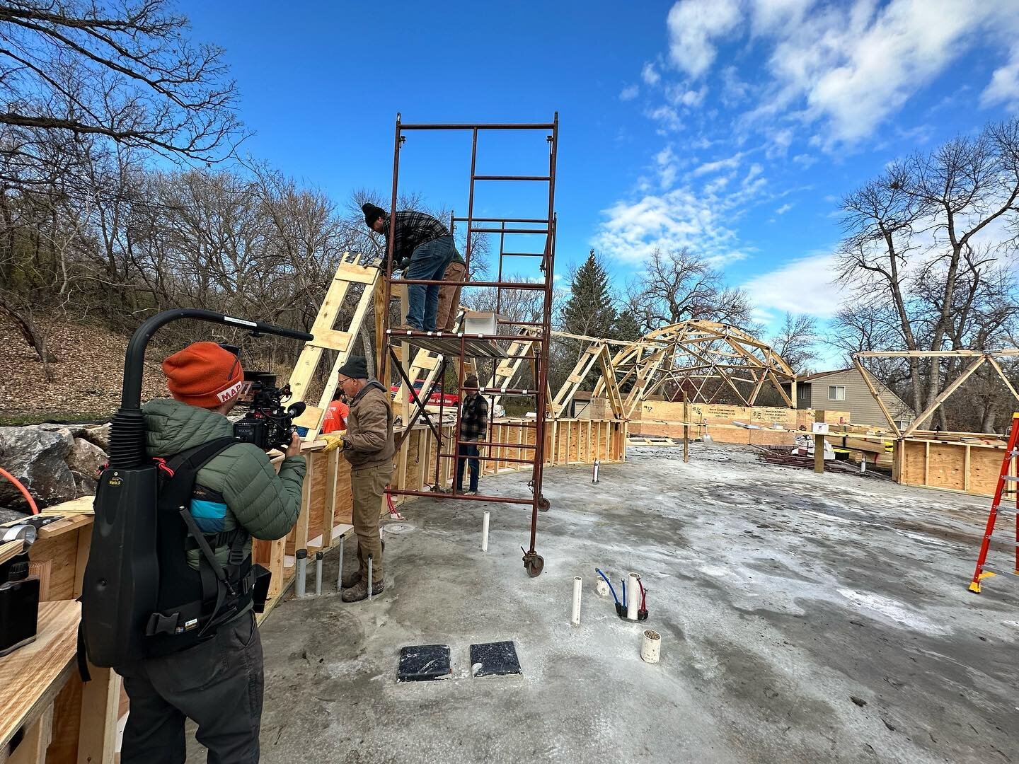 We&rsquo;re filming a dome raising this weekend in South Dakota -
with Dennis and his crew at Natural Spaces Domes. They are raising a 3000 sf dome structure and it goes up in one day! Did you know that dome houses are making a huge comeback. They ar