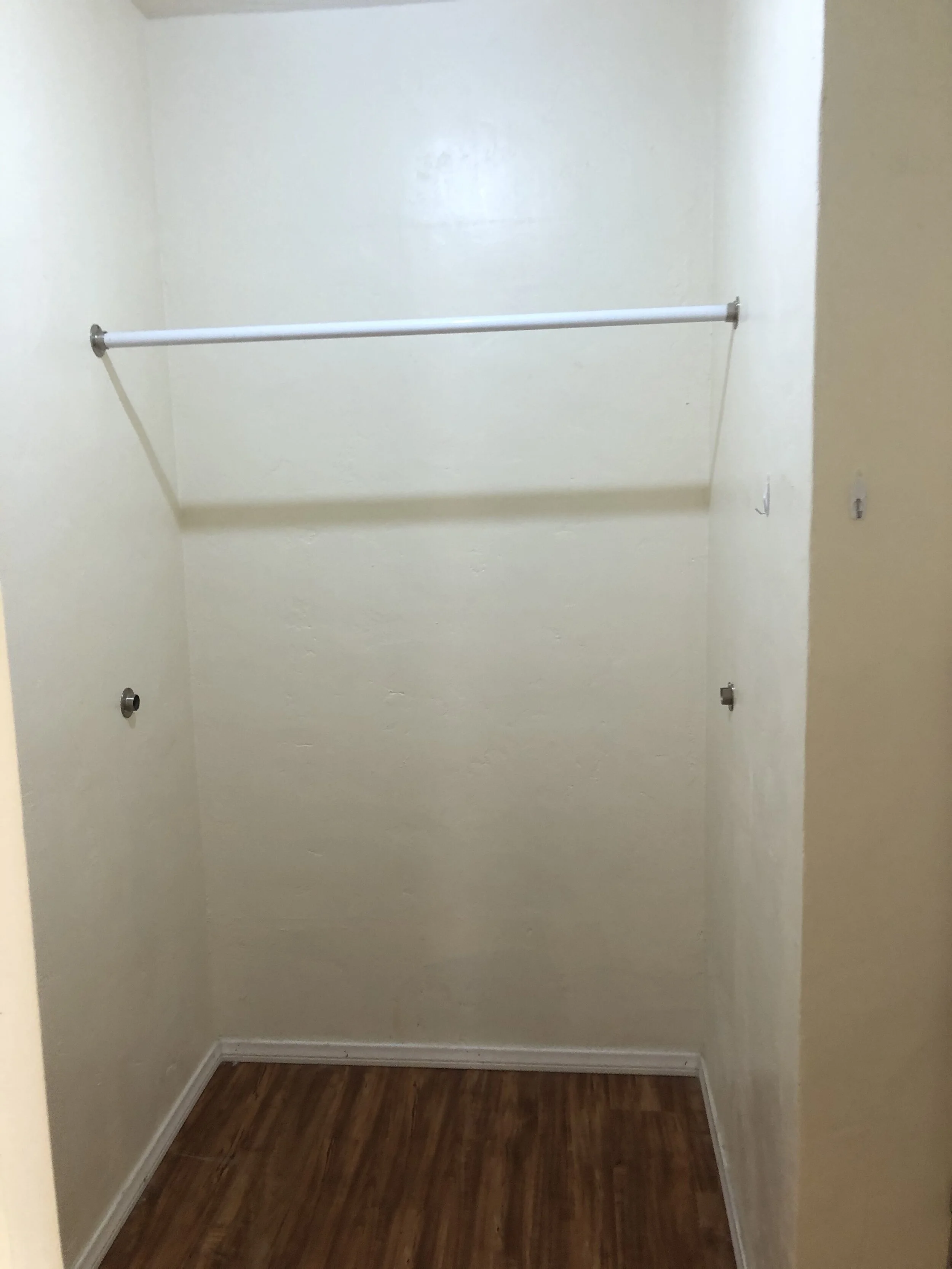 One Bed Walk-In Closet