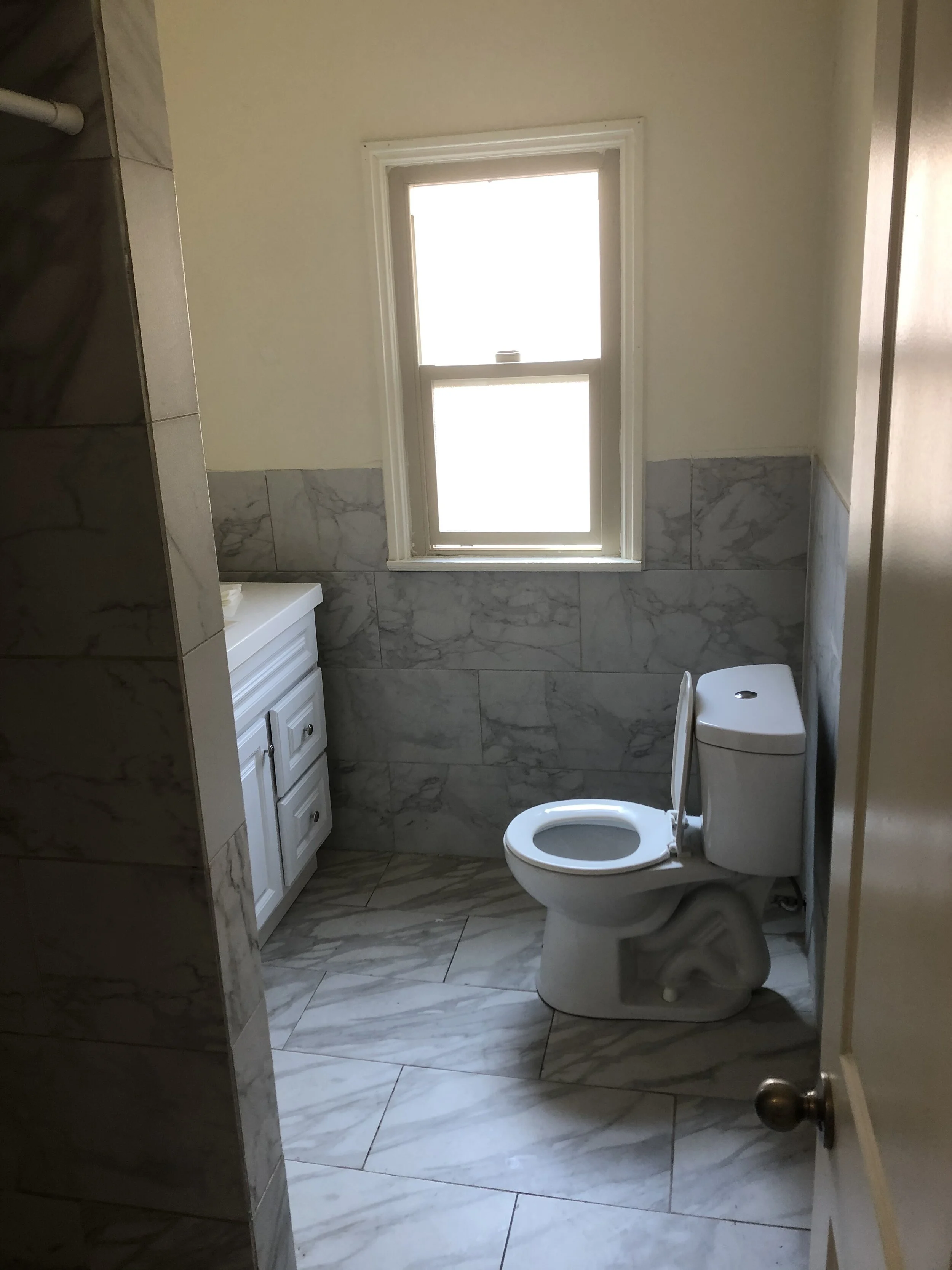 1 Bed Marble Bathroom (105)