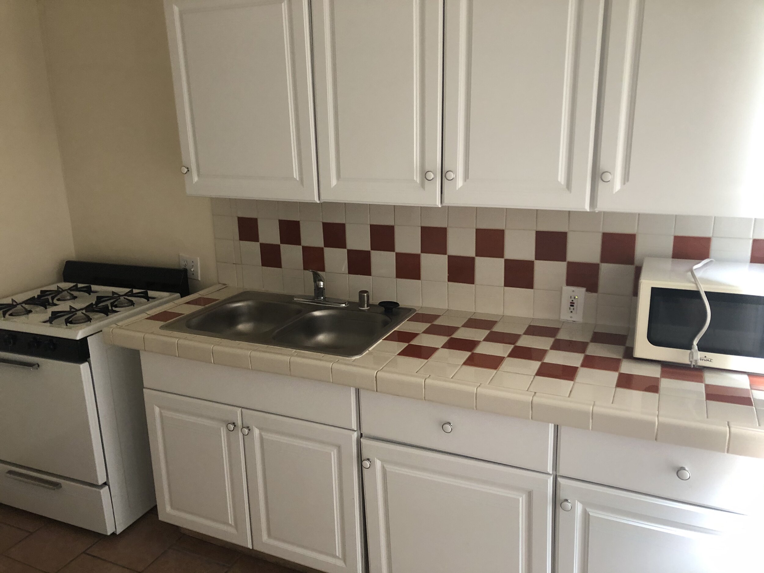 Corner Studio Kitchen (108)