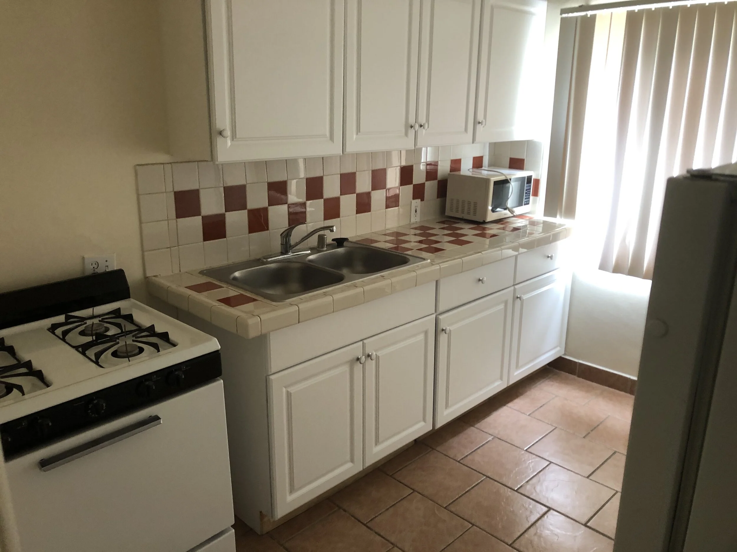 Corner Studio Kitchen (108)