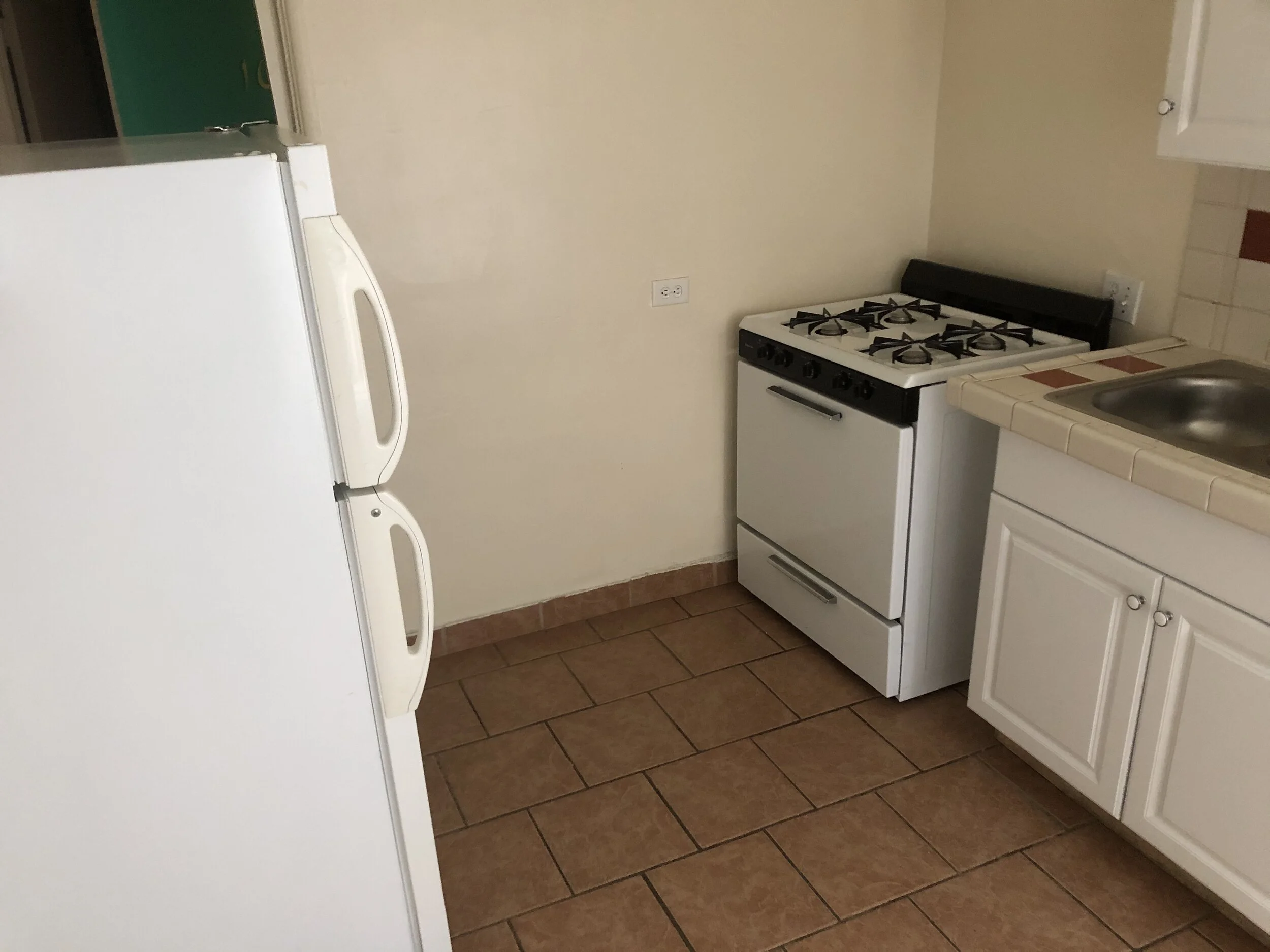 Corner Studio Kitchen (108)