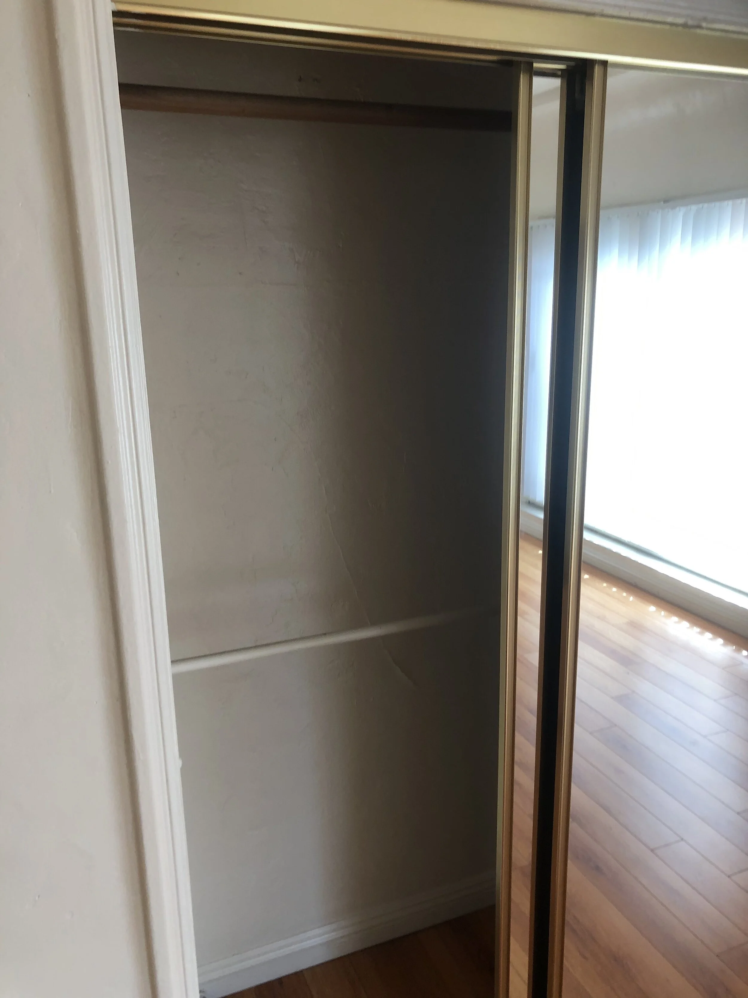 1 Bed Living Room Closet (202)