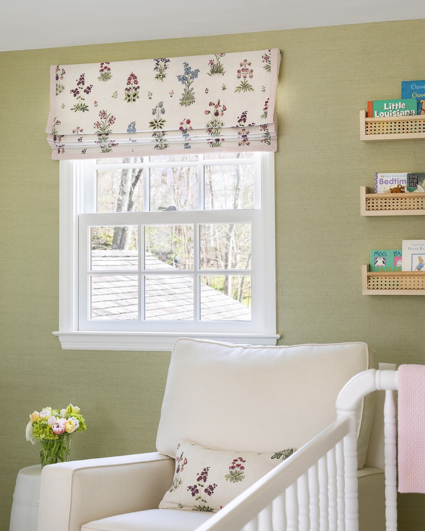Sweetest nursery nook 🌸🌺 

#anniedelaportedesigns #nursery #girlsbedroom #kidsroom #ctdesigner #nycdesigner