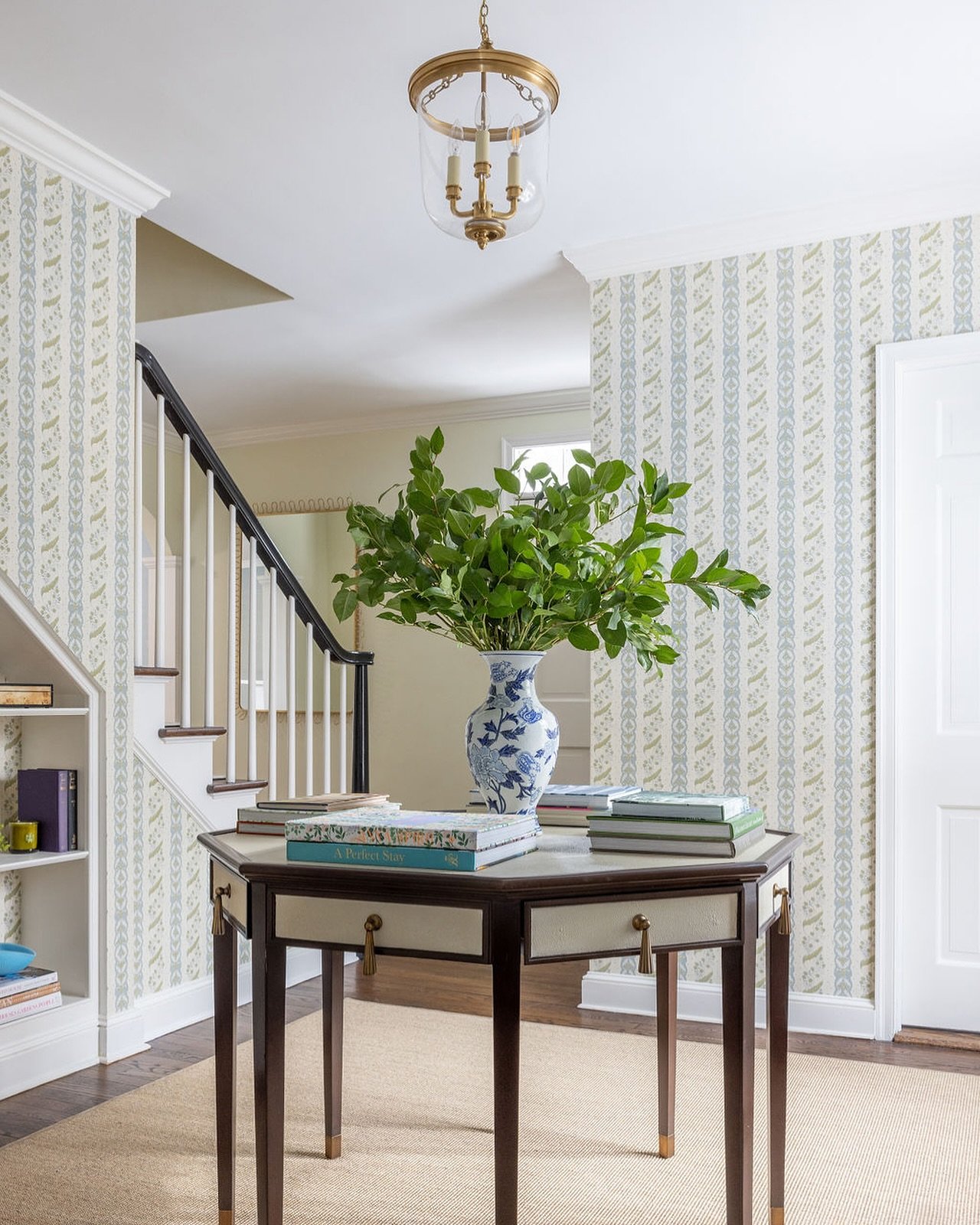 Entry moments 🍃💚

#anniedelaportedesigns #entry #foyer #ctdesigner #nycdesigner