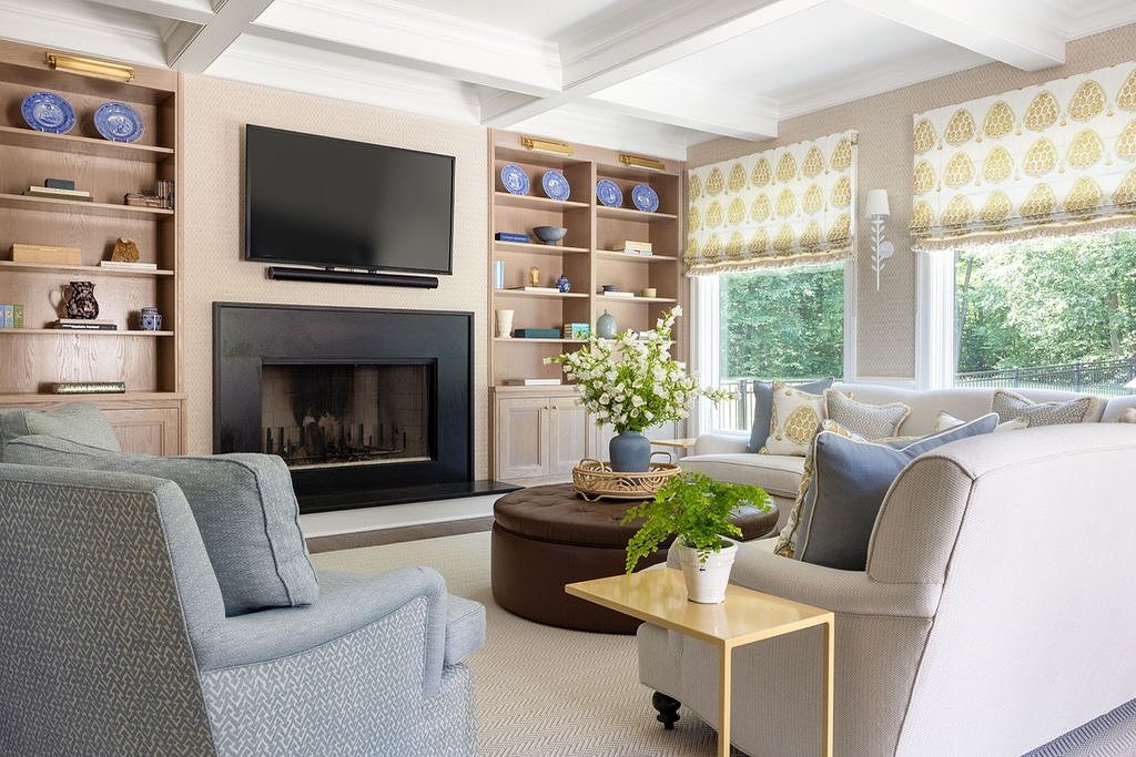 Styling day always reminds me of these perfectly curated shelves 🌟 💙

#anniedelaportedesigns #familyroom #custombuiltin #ctdesigner #nycdesigner