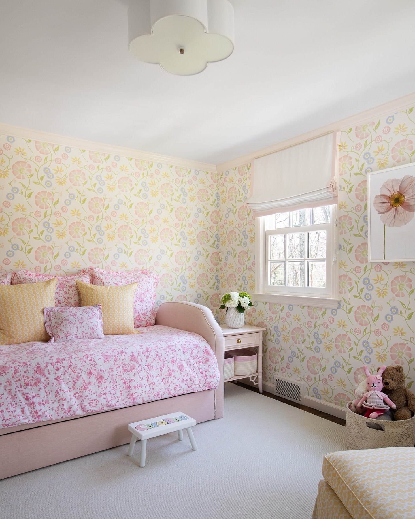 If only my girls&rsquo; bedrooms looked this clean all the time! 😜💕 

#anniedelaportedesigns #kidsbedroom #kidsroom #wallpaper #ctdesigner #nycdesigner