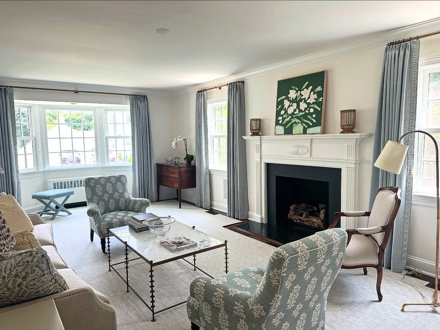 iPhone snap of this happy Rye living room. Can&rsquo;t wait to really photograph this one soon 💚📸

#anniedelaportedesigns #livingroom #ctdesigner #nycdesigner