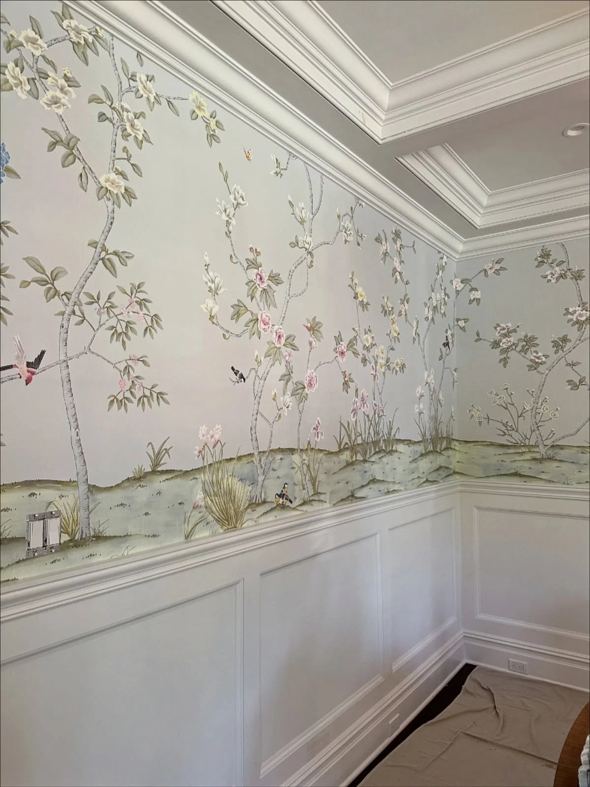 Today&rsquo;s install 🤩

#anniedelaportedesigns #diningroom #wallpaperwednesday #ctdesigner #nycdesigner